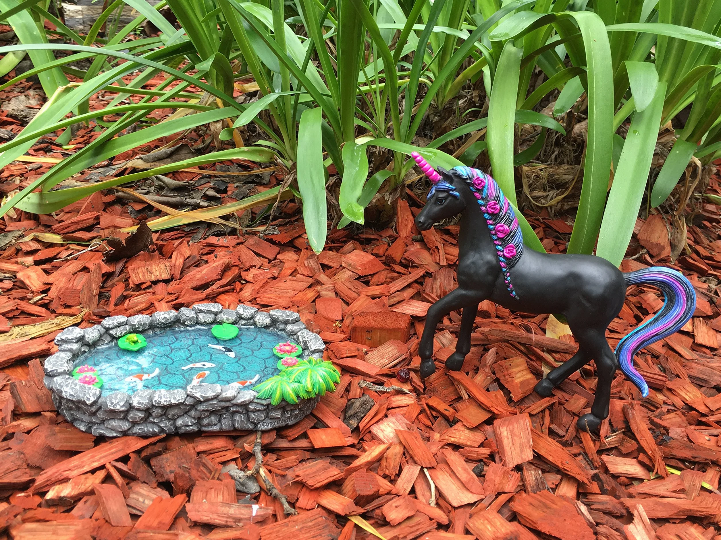 Laghetto in miniatura con carpe Koi, per giardino delle fate in miniatura. Un laghetto con accessori in miniatura per giardino delle fate in miniatura, di Glitzglam