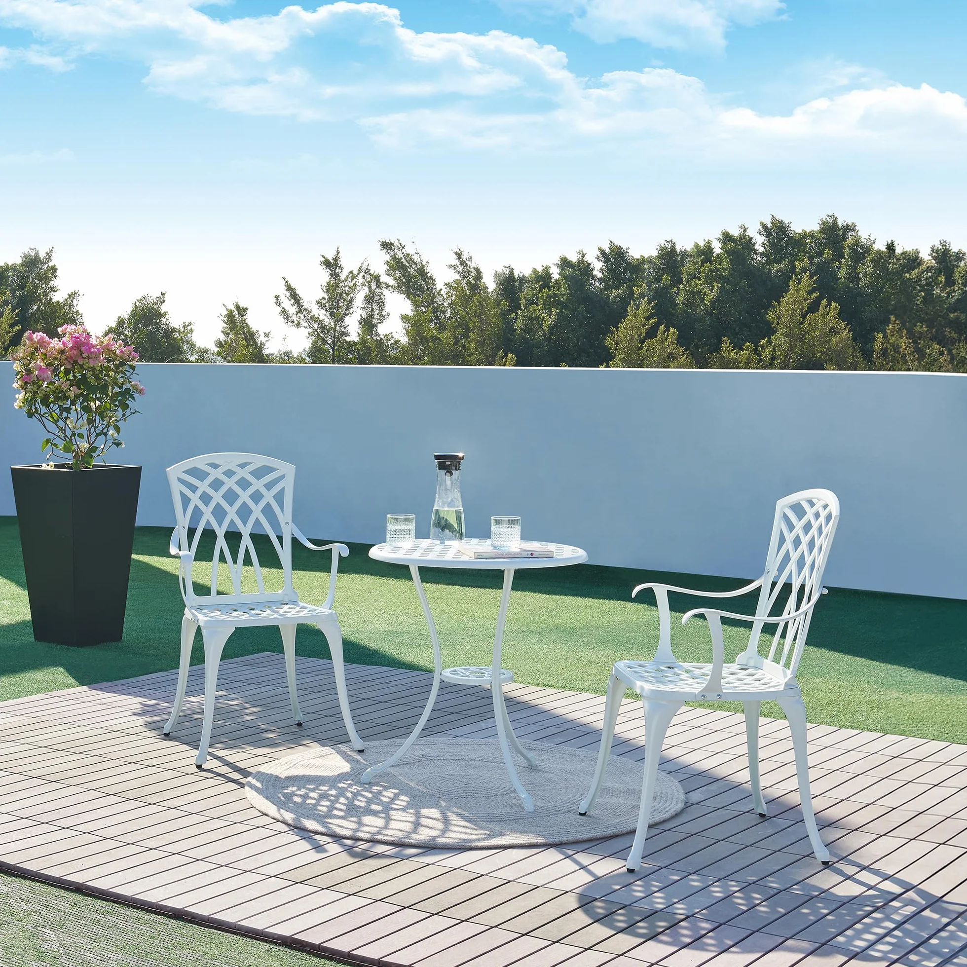 casa.pro Set da Bistrot in Alluminio Pressofuso con 2 Sedie con Braccioli e Tavolo Rotondo Motivo Intrecciato Ideale per Giardino Balcone Caffetterie - Bianco