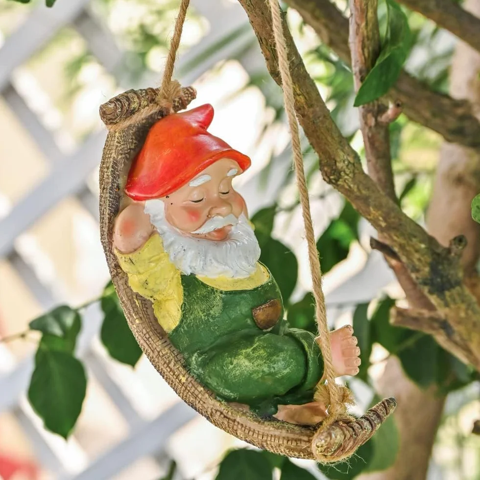 TERESA'S COLLECTIONS Simpatici gnomi da giardino decorazioni per statue da appendere al cortile, regali all'aperto, gnomo assonnato in altalena a foglia amaca ornamenti per albero in resina figurine