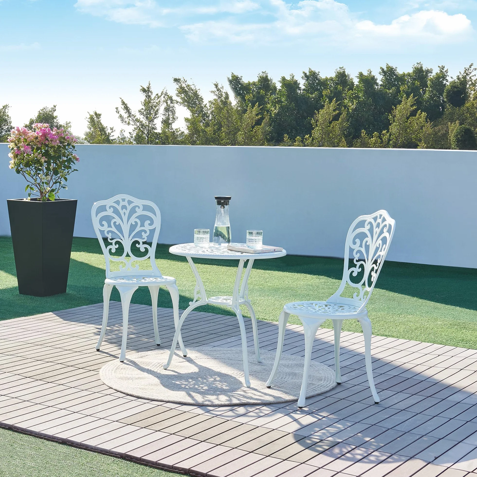 casa.pro Set Bistrot da Giardino Tavolo con Piano Rotondo e 2 Sedie con Schienale in Alluminio Pressofuso con Motivo Floreale per Terrazzo Balcone Caffetteria - Bianco
