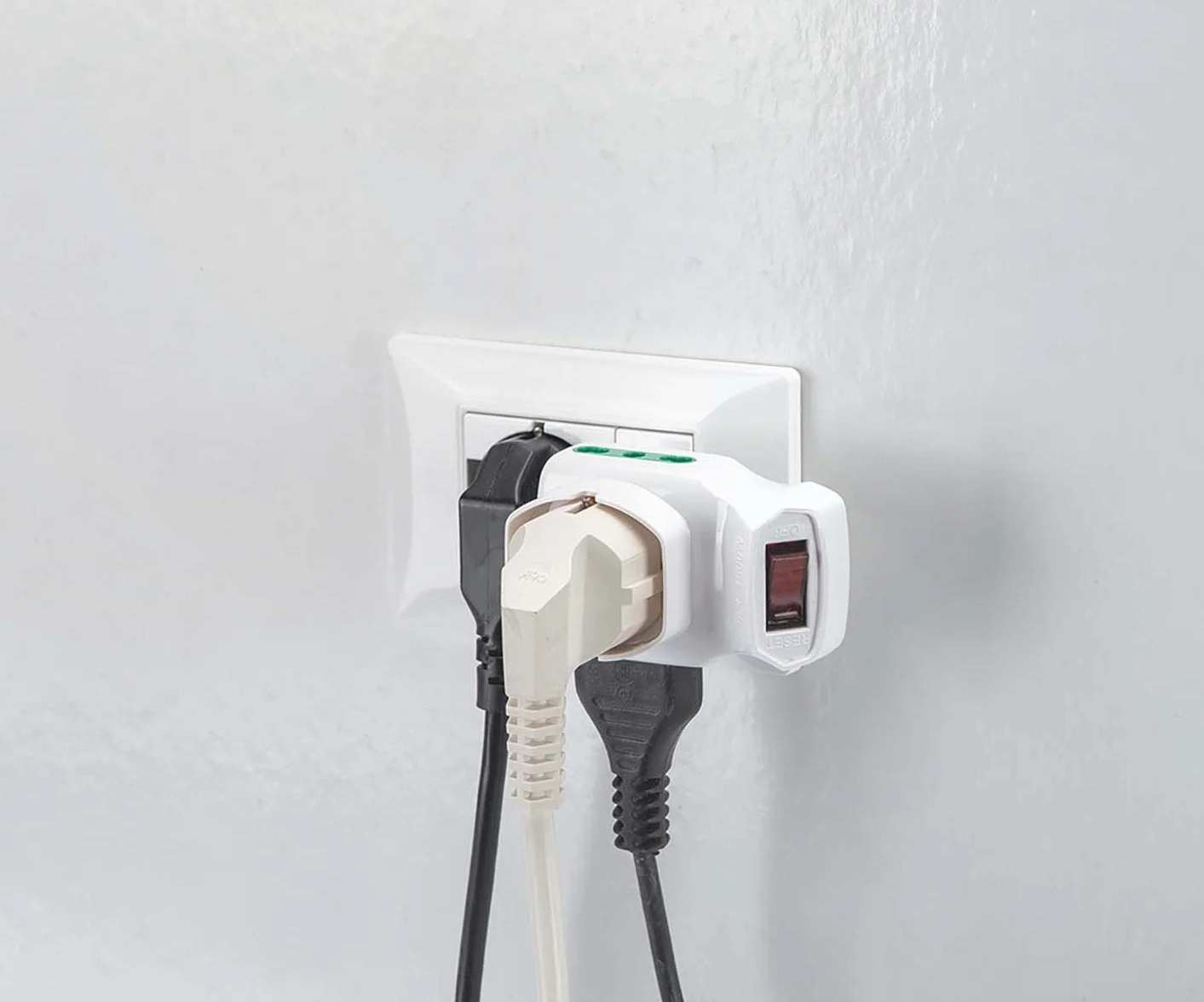 FANTON Adattatore triplo spina piccola 10A 2 prese bipasso 16A 1 presa bipasso italo/tedesca schuko con interruttore protezione sovraccarico NERO