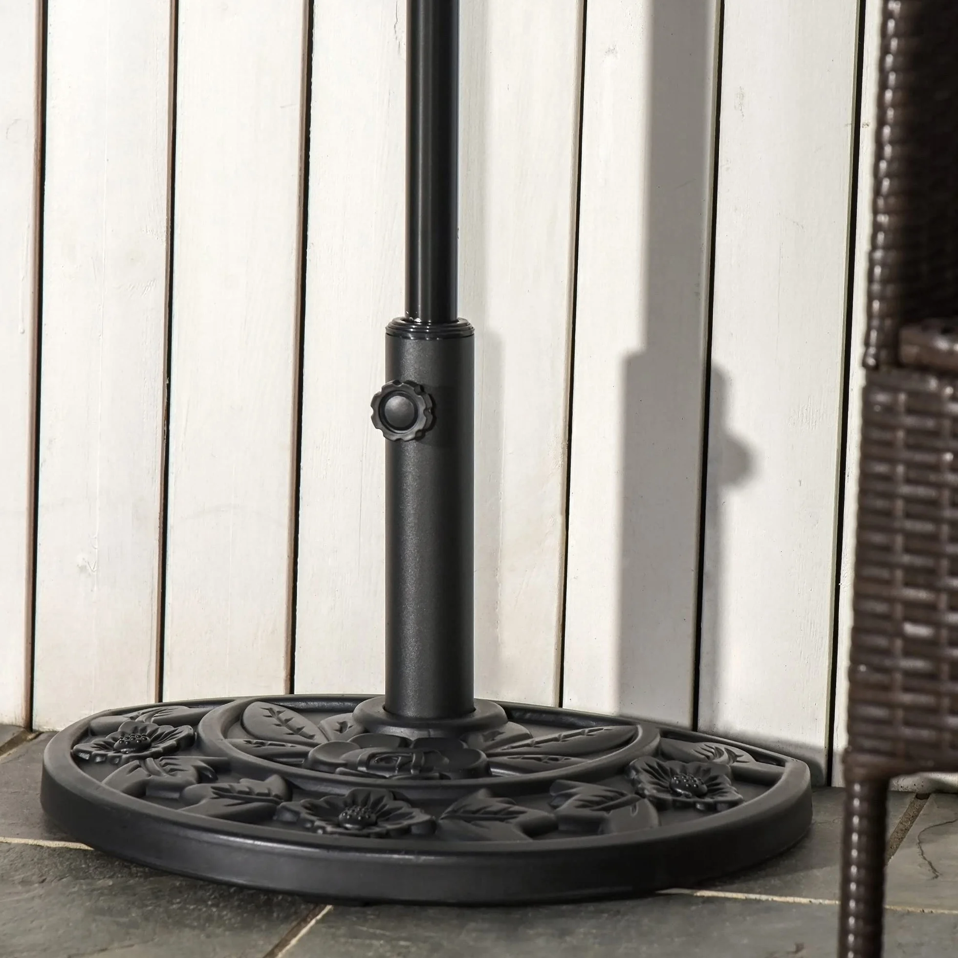 Outsunny Base per Ombrellone Semicircolare con Palo da 35/38/48 mm e Motivi Floreali, Basamento per Ombrellone in Cemento, HDPE e Metallo, Ø50x32x32 cm, Nero