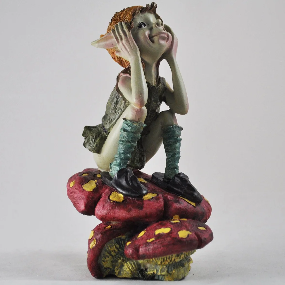 Prezents.com Pixie Thinking on Mushroom - Decorazione per la casa da giardino verde - Divertente statuetta regalo stravagante - Anthony Fisher