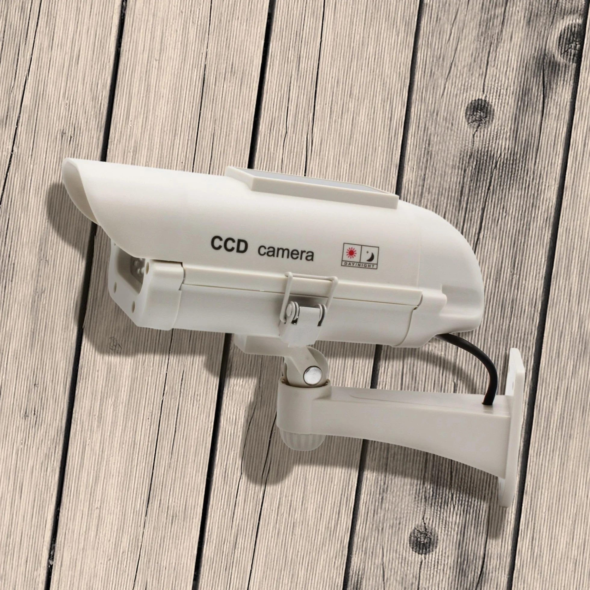 Fishtec Telecamera Finta da Esterno CCTV con LED Lampeggiante e Pannello Solare Bianco