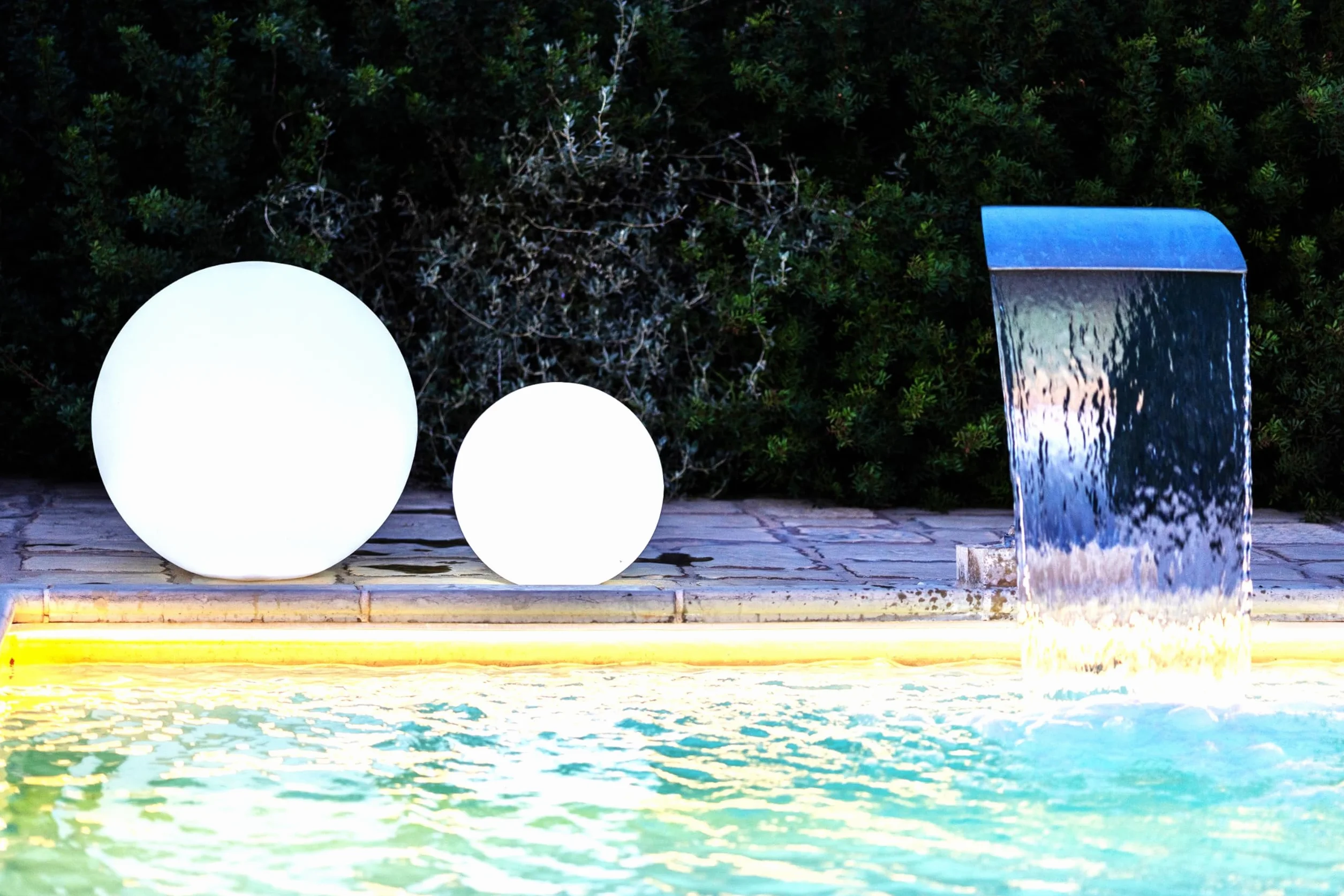 Kloris Sfera luminosa Lampada interni ed esterni diametro cm 70 con Cavo Elettrico IP65 LED RGB multicolor dimmerabile con telecomando. Made in Italy.