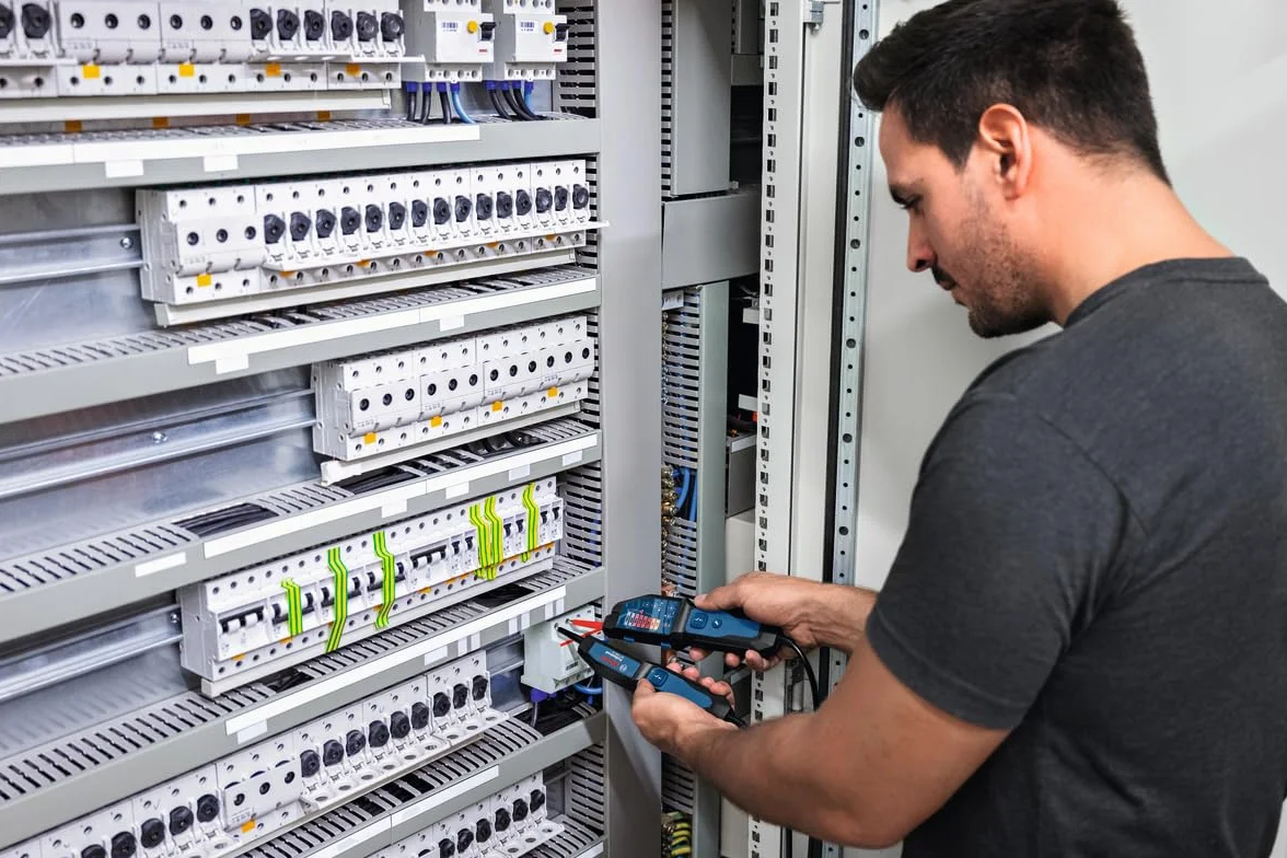 Bosch Professional Tester di tensione GVT 1000-15 1000V AC/DC IP65 con LED e custodia