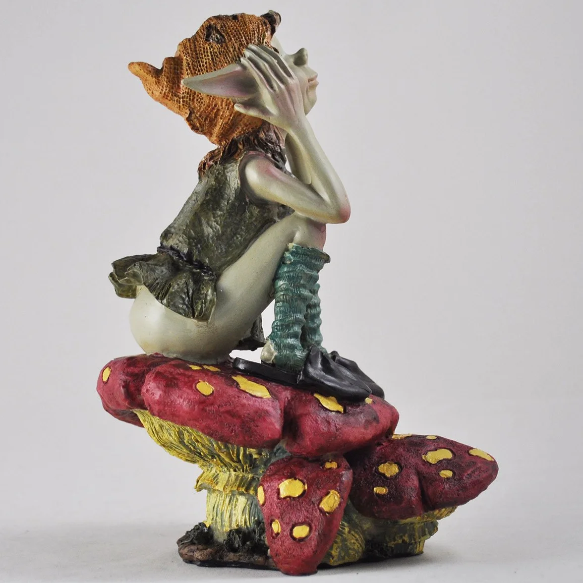 Prezents.com Pixie Thinking on Mushroom - Decorazione per la casa da giardino verde - Divertente statuetta regalo stravagante - Anthony Fisher