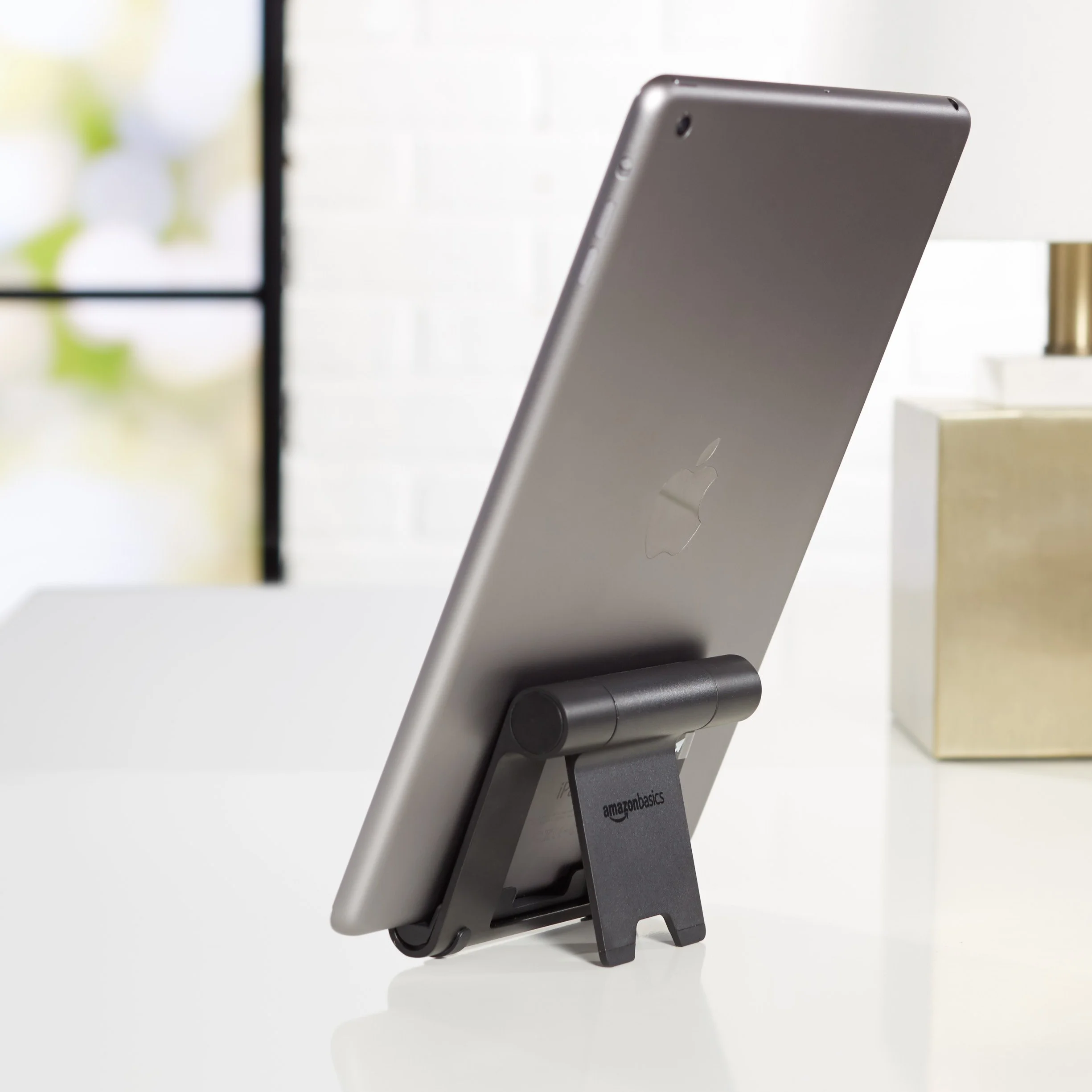 Amazon Basics Supporto portatile inclinabile per tablet, lettori e-book, telefoni, Nero