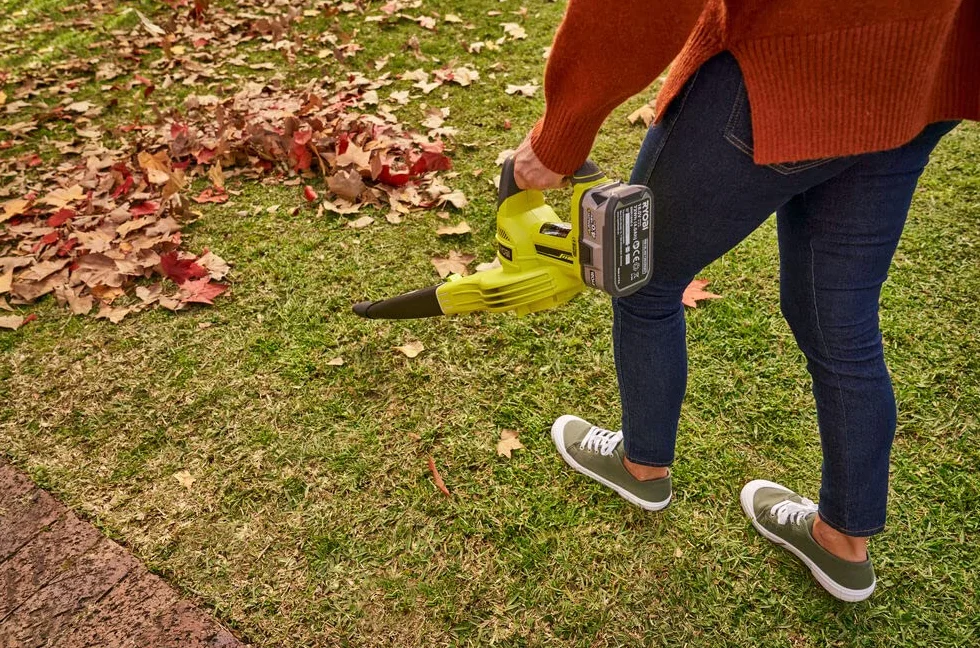 Ryobi Soffiatore a Batteria 18V ONE+ Compatto e Leggero, Velocità Aria 245 km/h, Design Ergonomico GripZone, Ideale per Foglie e Detriti su Vialetti e Giardini, Batteria Non Inclusa, OBL1820S