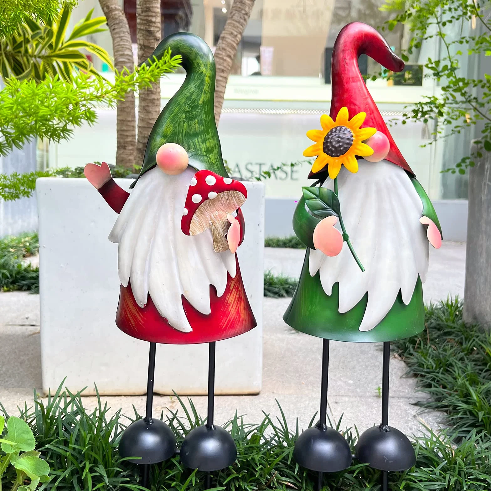 HONGLAND Gnomo da giardino statua in metallo per esterni, 45,7 cm, gnomo decorativo per vacanze, Natale, prato, patio, cortile, giardino, 2 pezzi