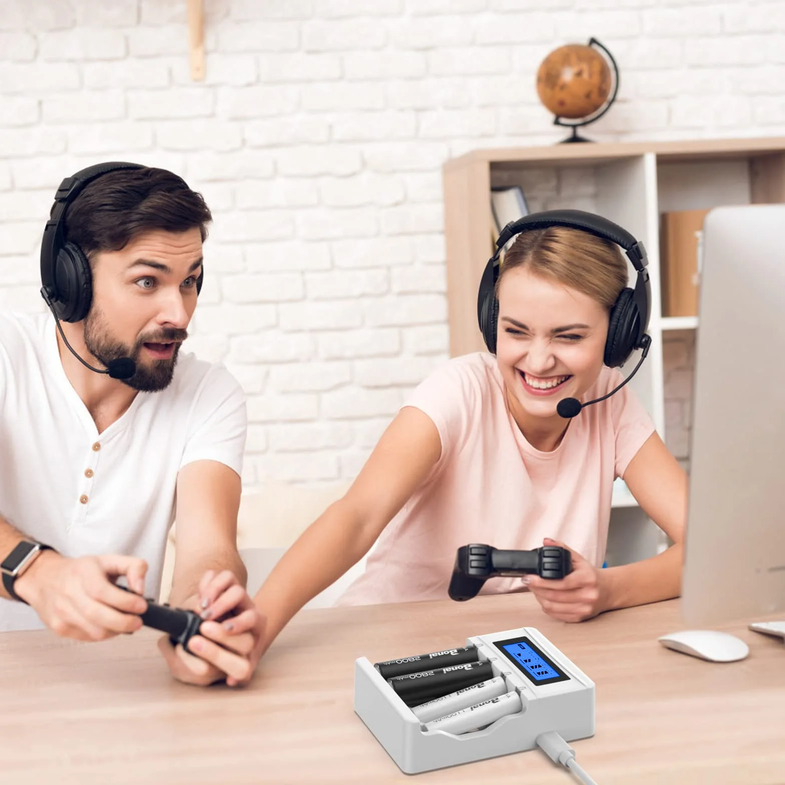 BONAI Caricabatterie per Pile Ricaricabili AA AAA con Display LCD, 4 Slot Indipendenti, Carica Ni-MH, Cavo USB