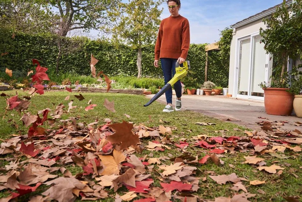 Ryobi Soffiatore a Batteria 18V ONE+ Compatto e Leggero, Velocità Aria 245 km/h, Design Ergonomico GripZone, Ideale per Foglie e Detriti su Vialetti e Giardini, Batteria Non Inclusa, OBL1820S