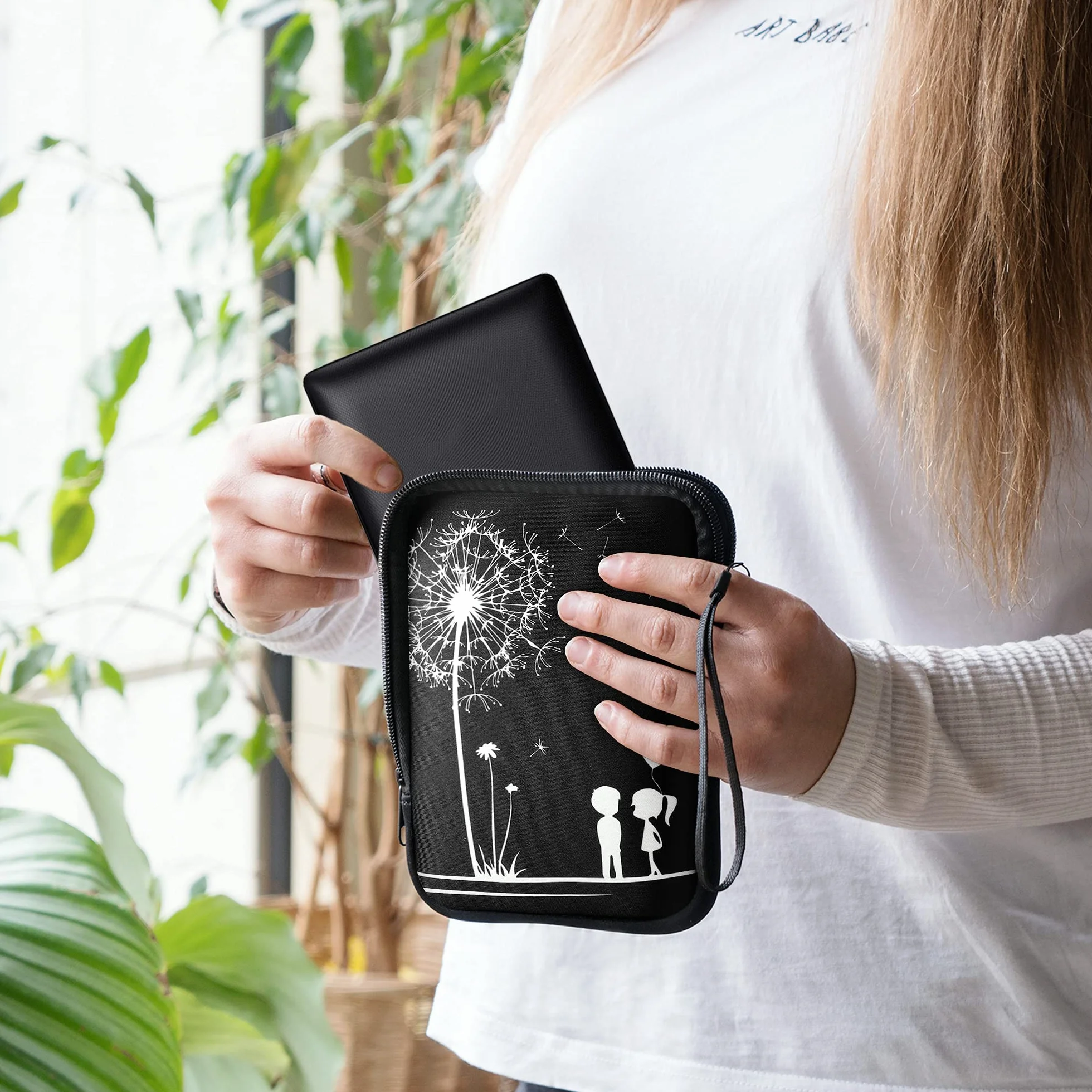kwmobile Custodia Universale per eReader in Neoprene bianco/nero con Chiusura a Zip 17 x 12 x 2 cm