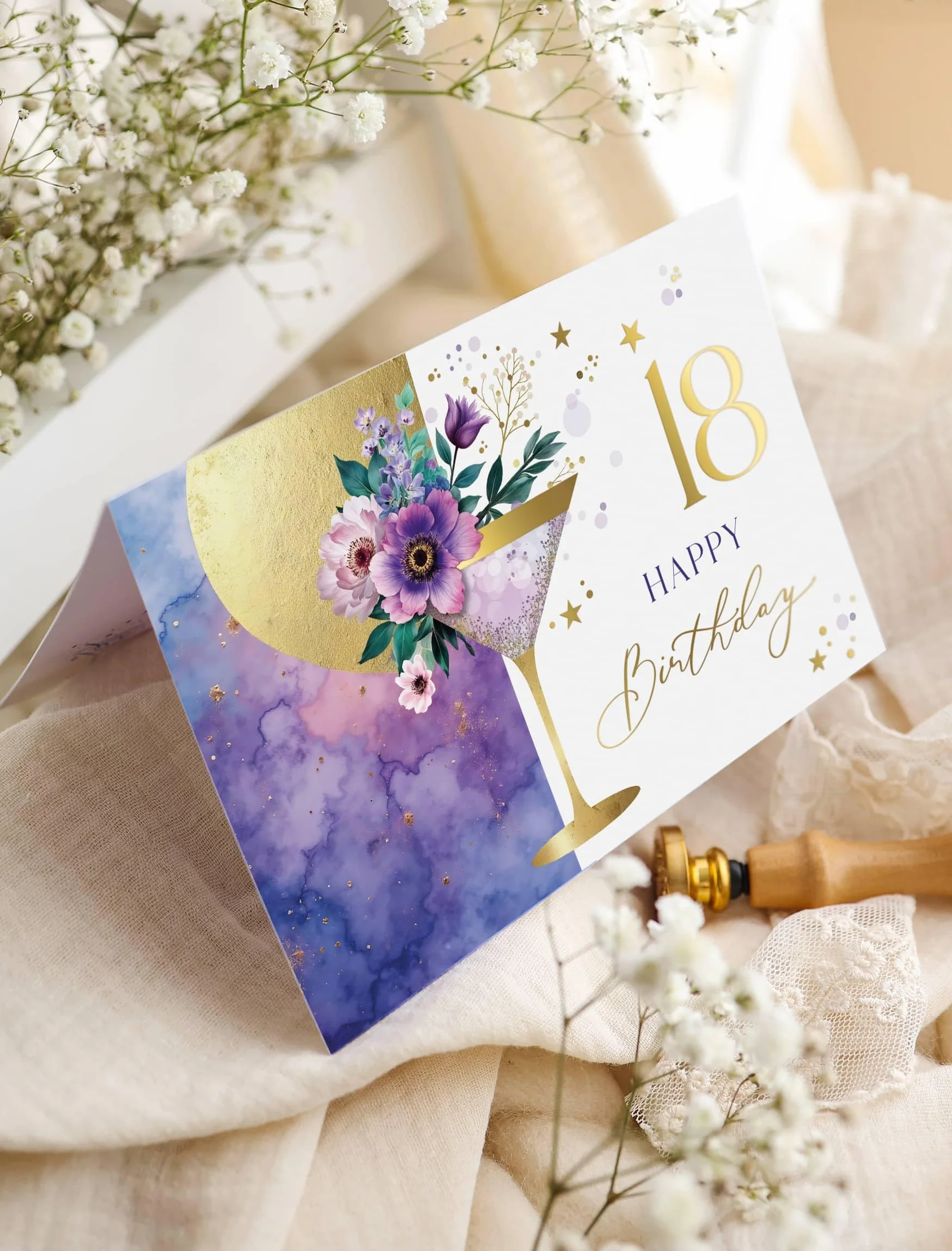 Joli Coon Biglietto auguri compleanno 18 ELEGANT – Biglietto pieghevole con illustrazione floreale di martini e busta pastello – 18 anni ragazza