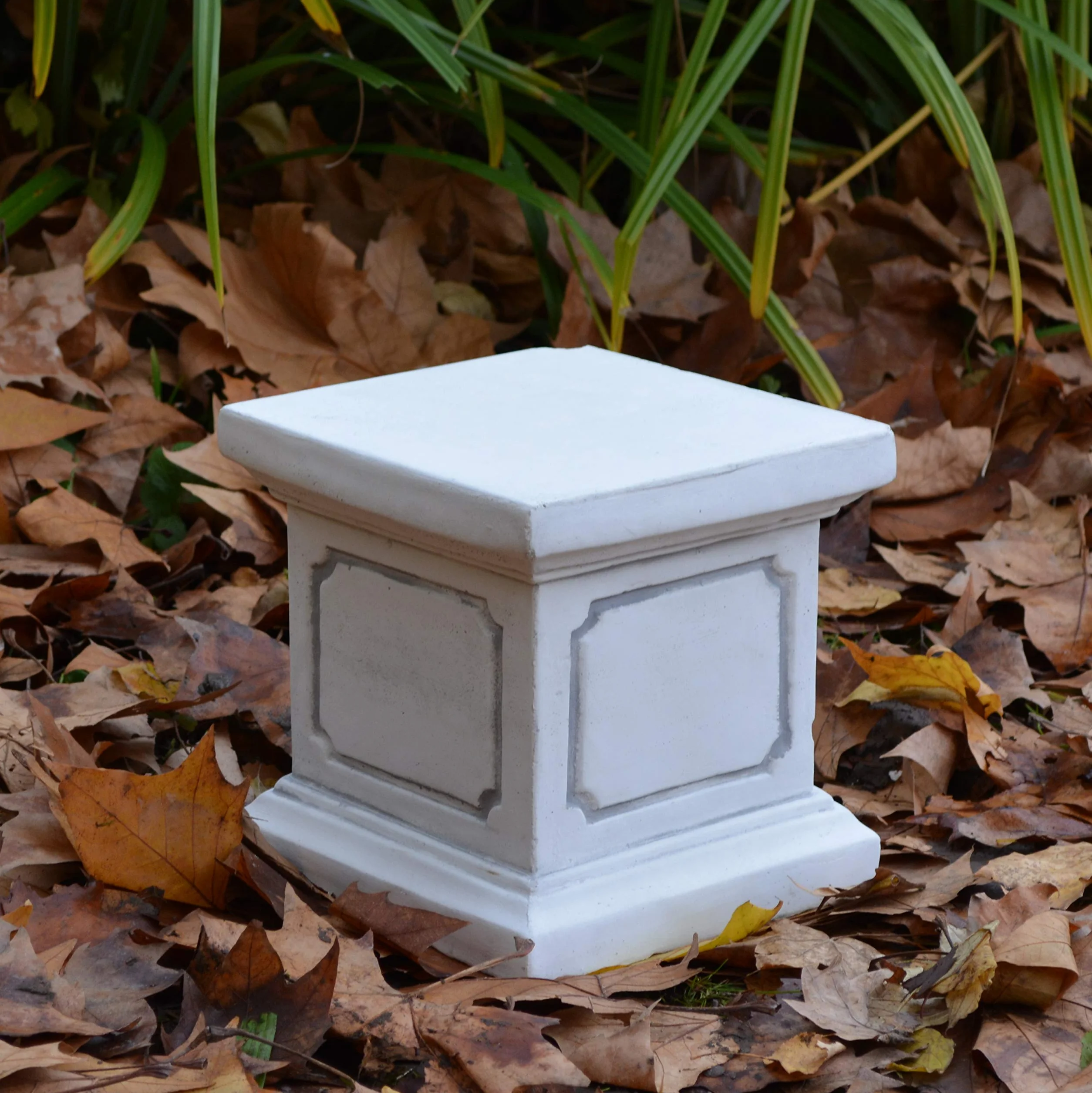 gartendekoparadies.de Piccolo basamento quadrato - Basamento in pietra - Altezza: 20 cm - Superficie a terra: 20 x 20 cm - 13 kg - Grigio - Resistente al gelo - Per l'esterno