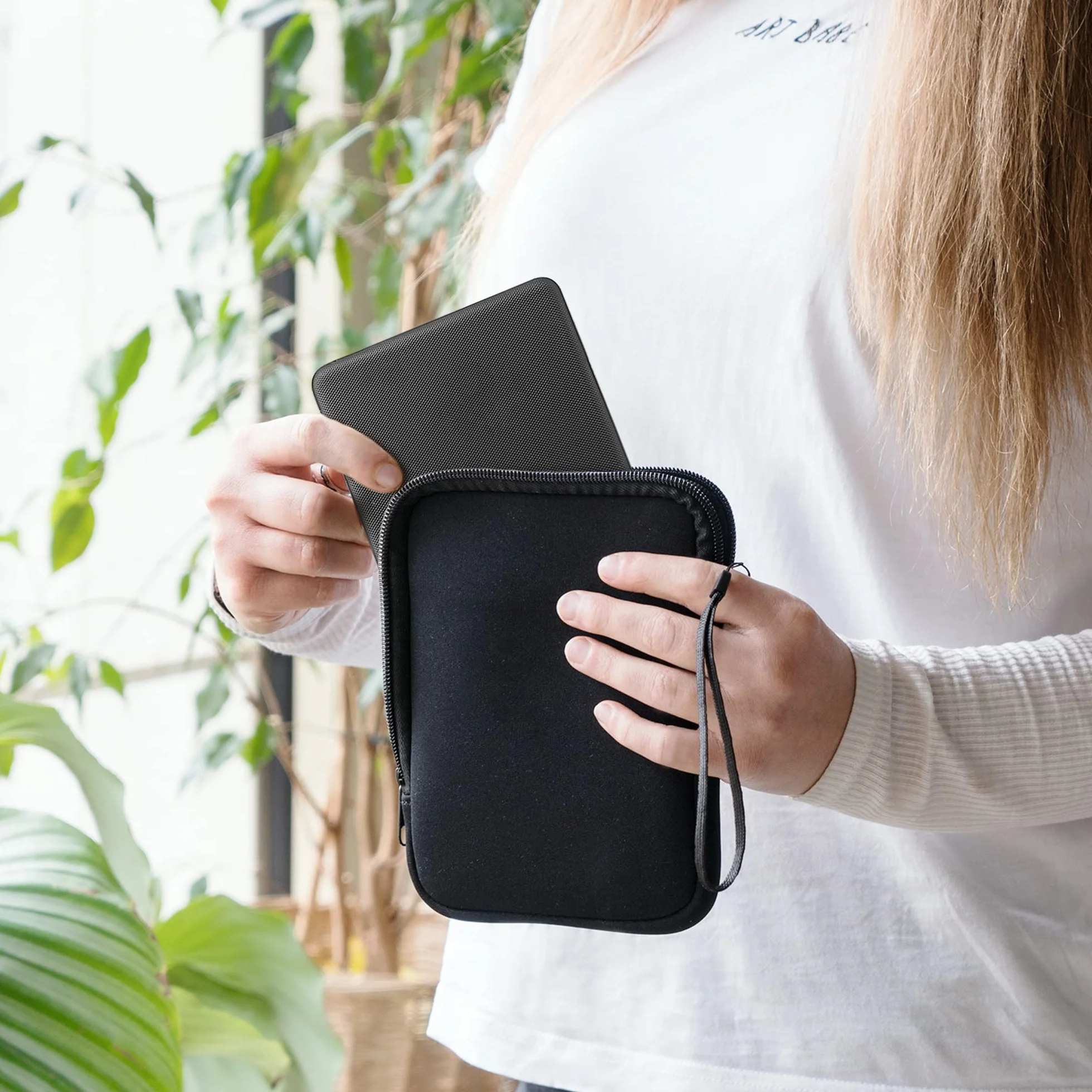 Custodia Universale per eReader kwmobile, Copertina in Neoprene Malva con Chiusura a Zip, Misura 17,5 x 14,7 x 1 cm