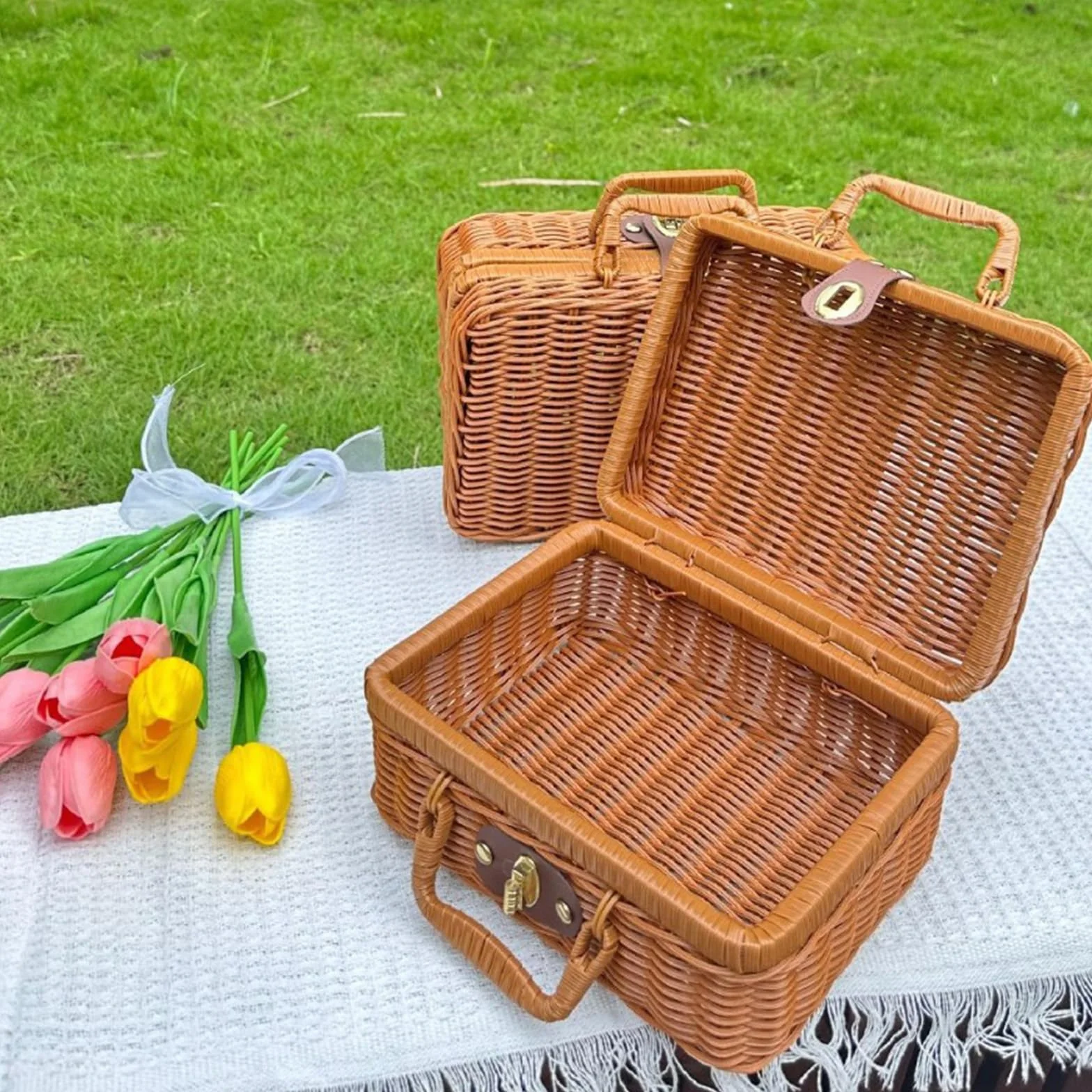 Scatola da Picnic Intrecciata, Cestino da Picnic in Plastica in Rattan con Manici e Serratura in Metallo per Campeggio All'aperto, Accessorio per Foto(L-Marrone)