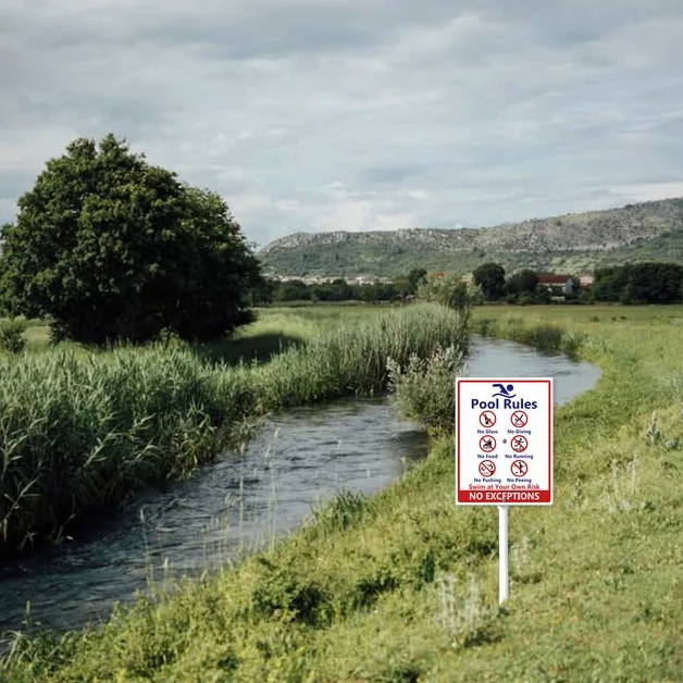 Cartelli Regole Piscina, "No Diving No Glass", "No Food No Pushing No Running No Peeing in Pool Swim at Your Own Risk" Cartello da Giardino con Pali, 17,5×22 cm, Cartelli da Giardino