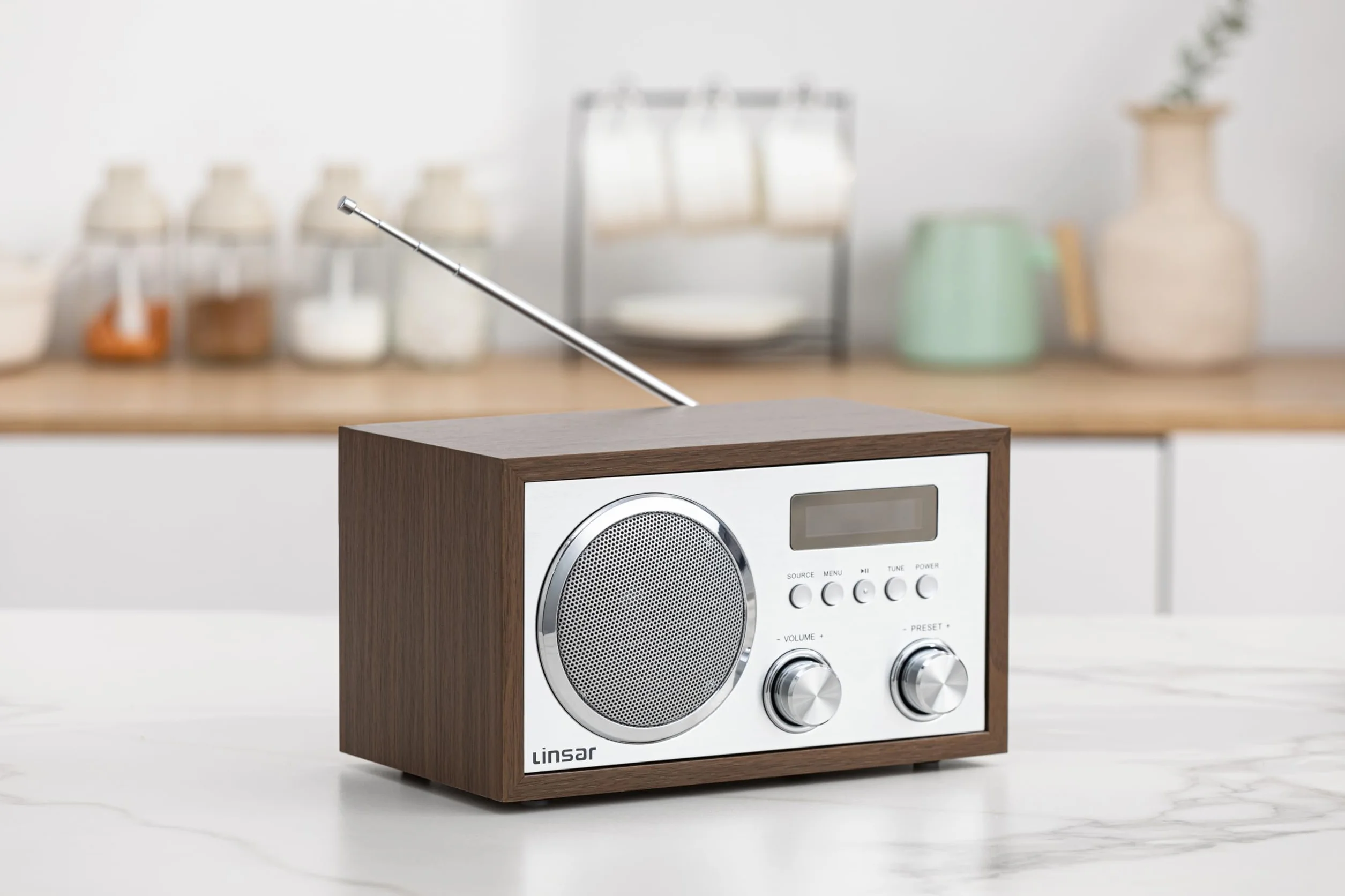Linsar Radio nostalgica in legno con sintonizzazione digitale FM/DAB, porta USB, BT wireless, altoparlante mono, AUX-IN, cuffie, display LCD
