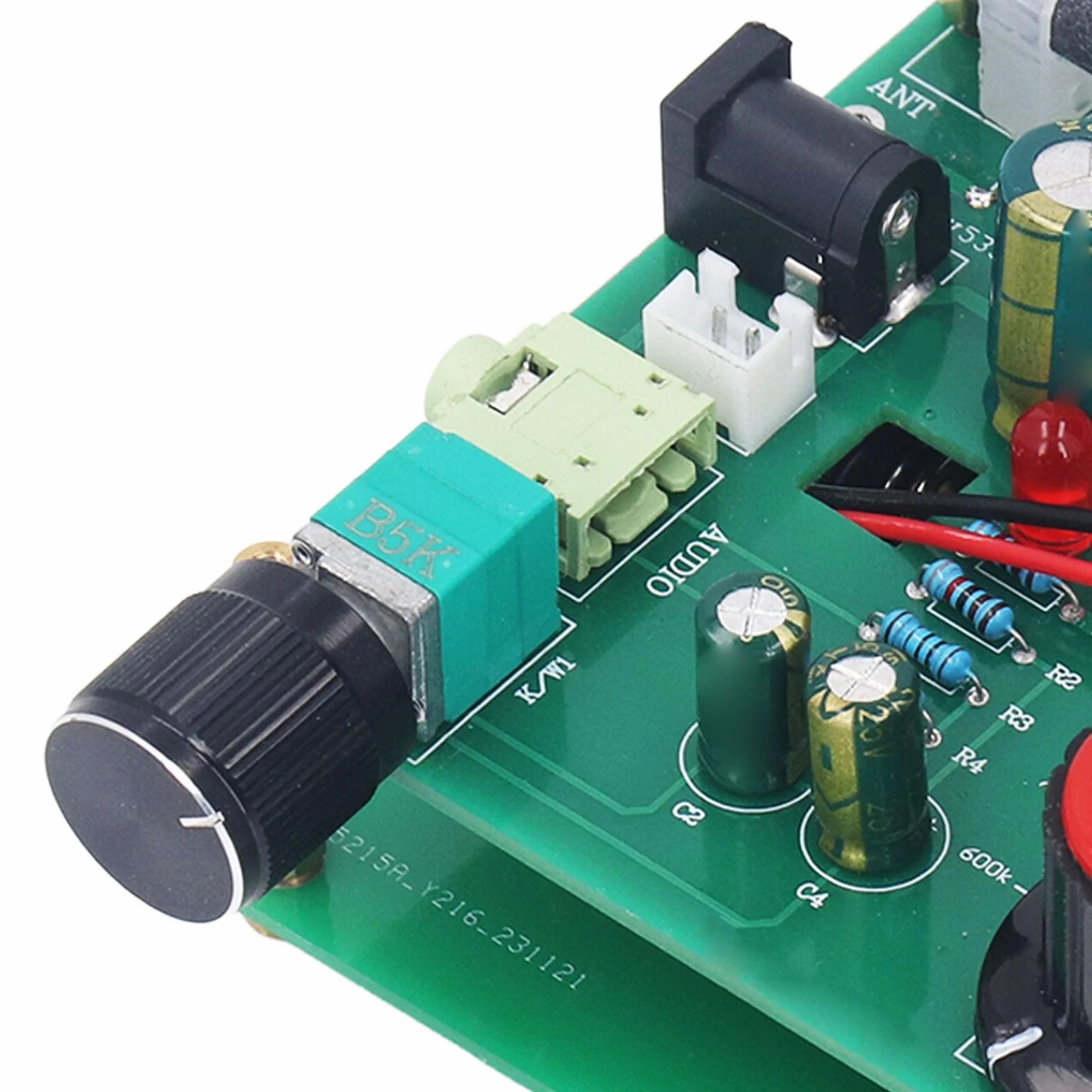 Kit Trasmettitore AM 20-500 MW Antenna 2-5 M Regolabile 530-1600kHz 3,5mm Input Suono