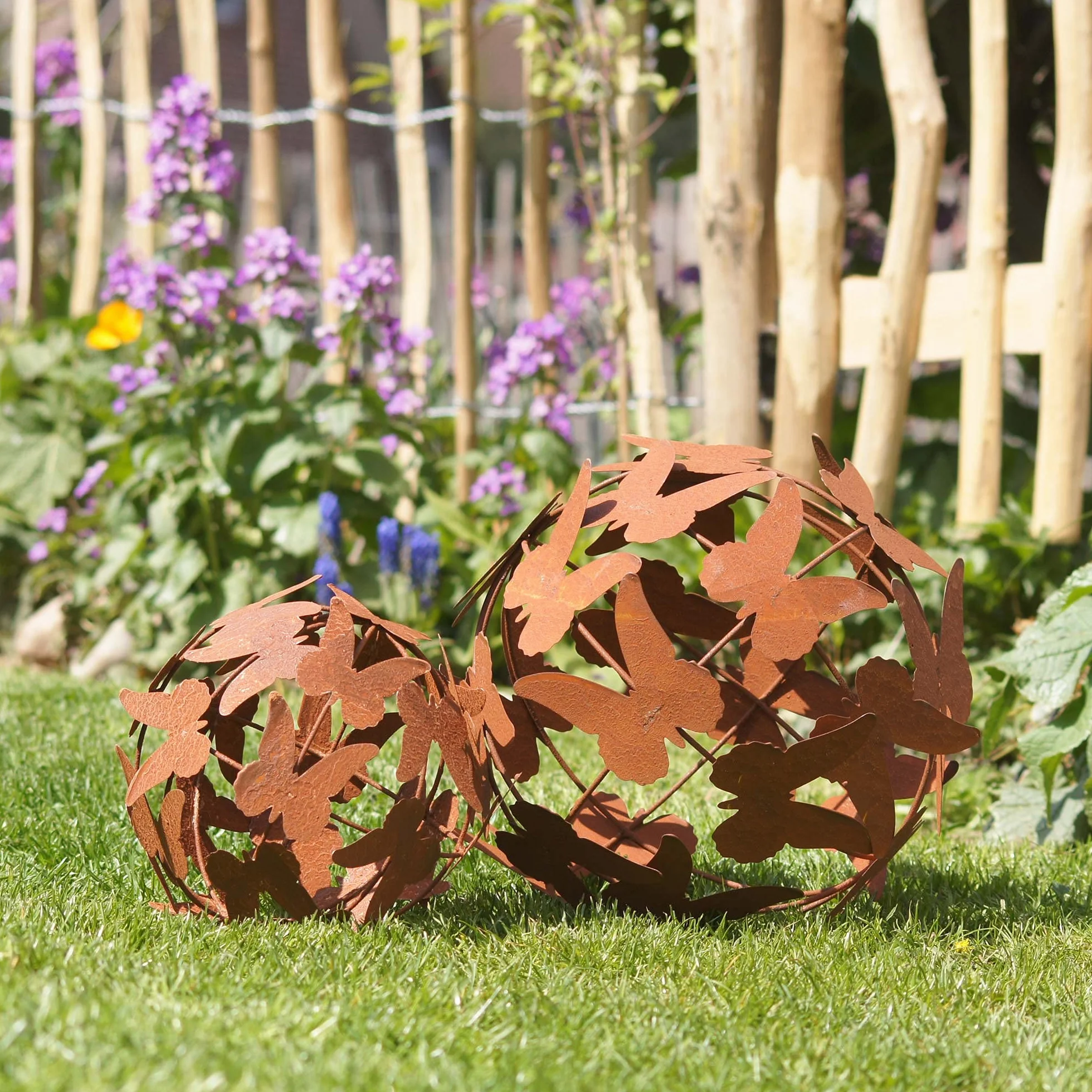 UNUS Sfera decorativa da giardino a forma di farfalla, effetto ruggine, sfera decorativa da giardino (29 cm)