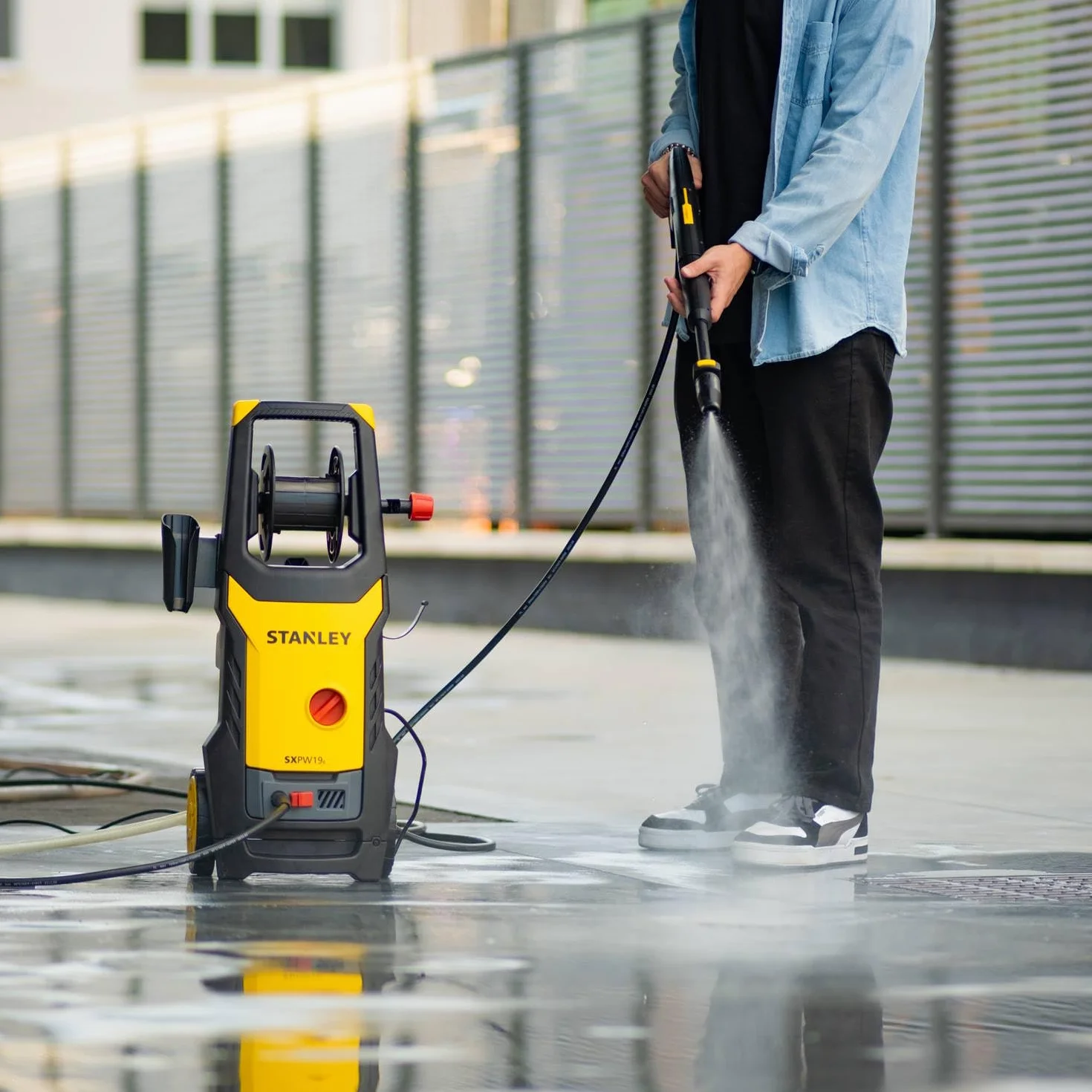 Stanley Idropulitrice SXPW24BX, ad Alta Pressione, per Auto ed Esterni Casa, con Lavapavimenti e Spazzola Fissa, Pressione max. 170 bar, Portata max. 500 l/h, Assorbimento 2400 W
