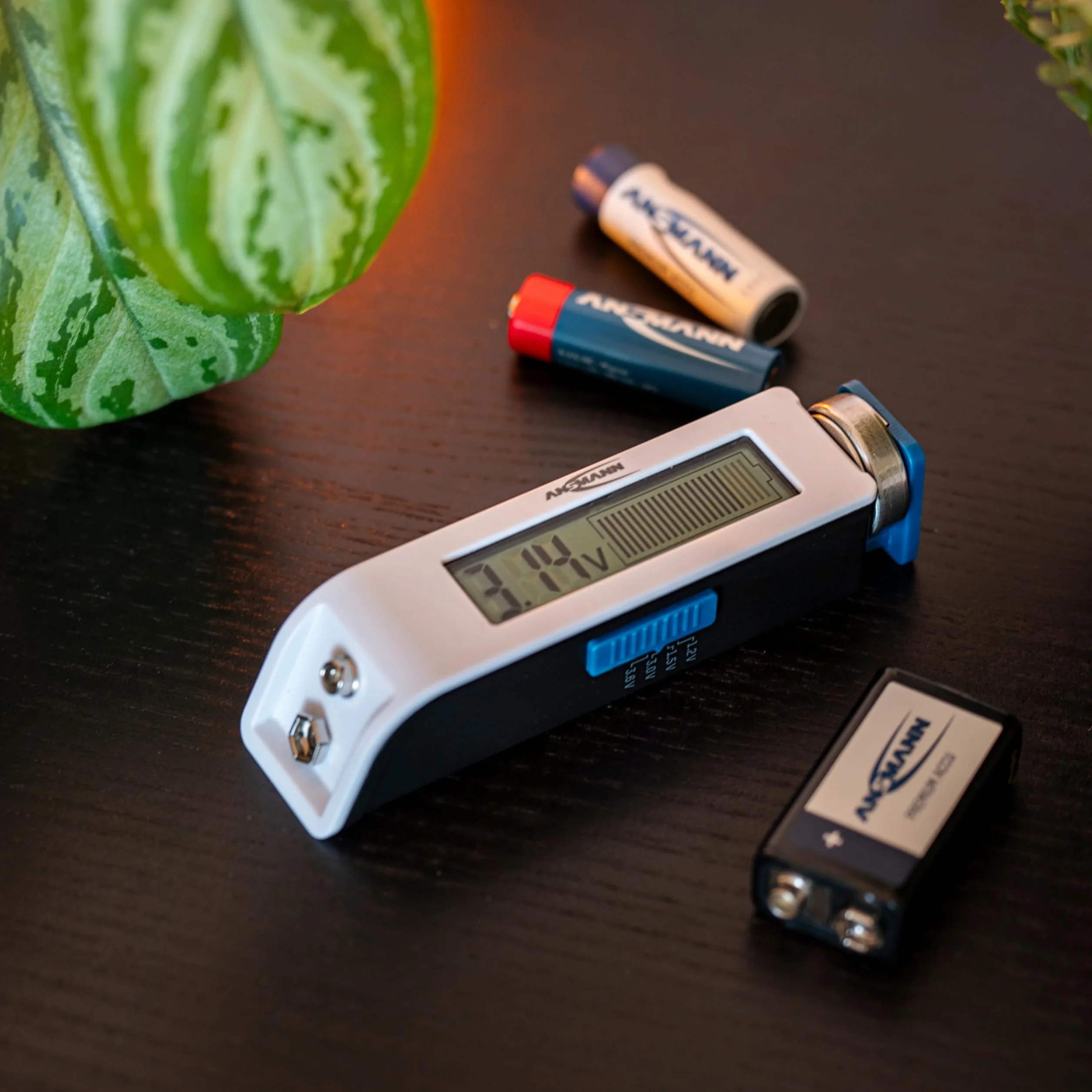 ANSMANN Tester per batterie ricaricabili con display LC