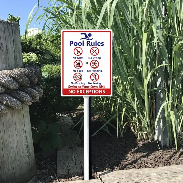 Cartelli Regole Piscina, "No Diving No Glass", "No Food No Pushing No Running No Peeing in Pool Swim at Your Own Risk" Cartello da Giardino con Pali, 17,5×22 cm, Cartelli da Giardino
