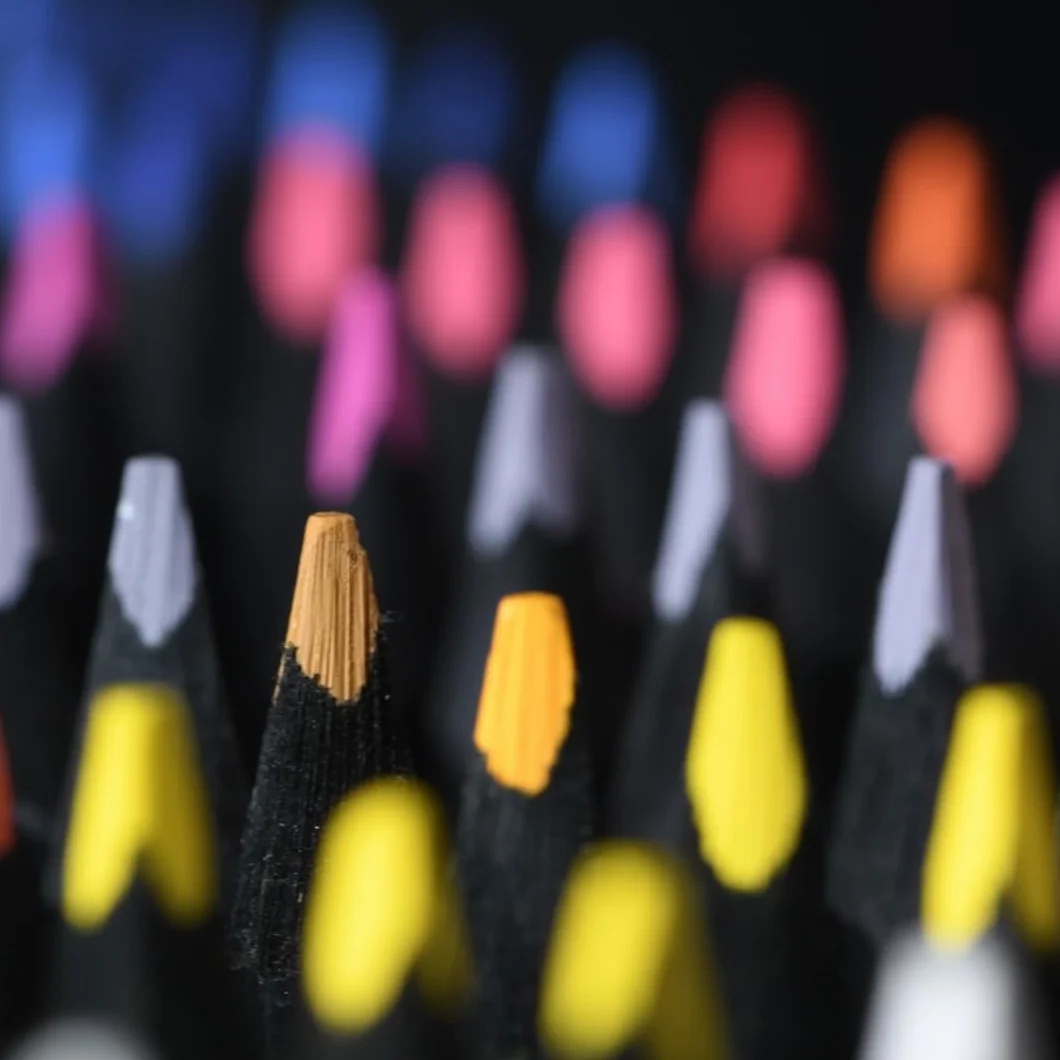 Faber-Castell Black Edition 24 Matite Colorate, Resistenti alla Rottura, Impugnatura Ergonomica, Valigetta per Carta Chiara e Scura