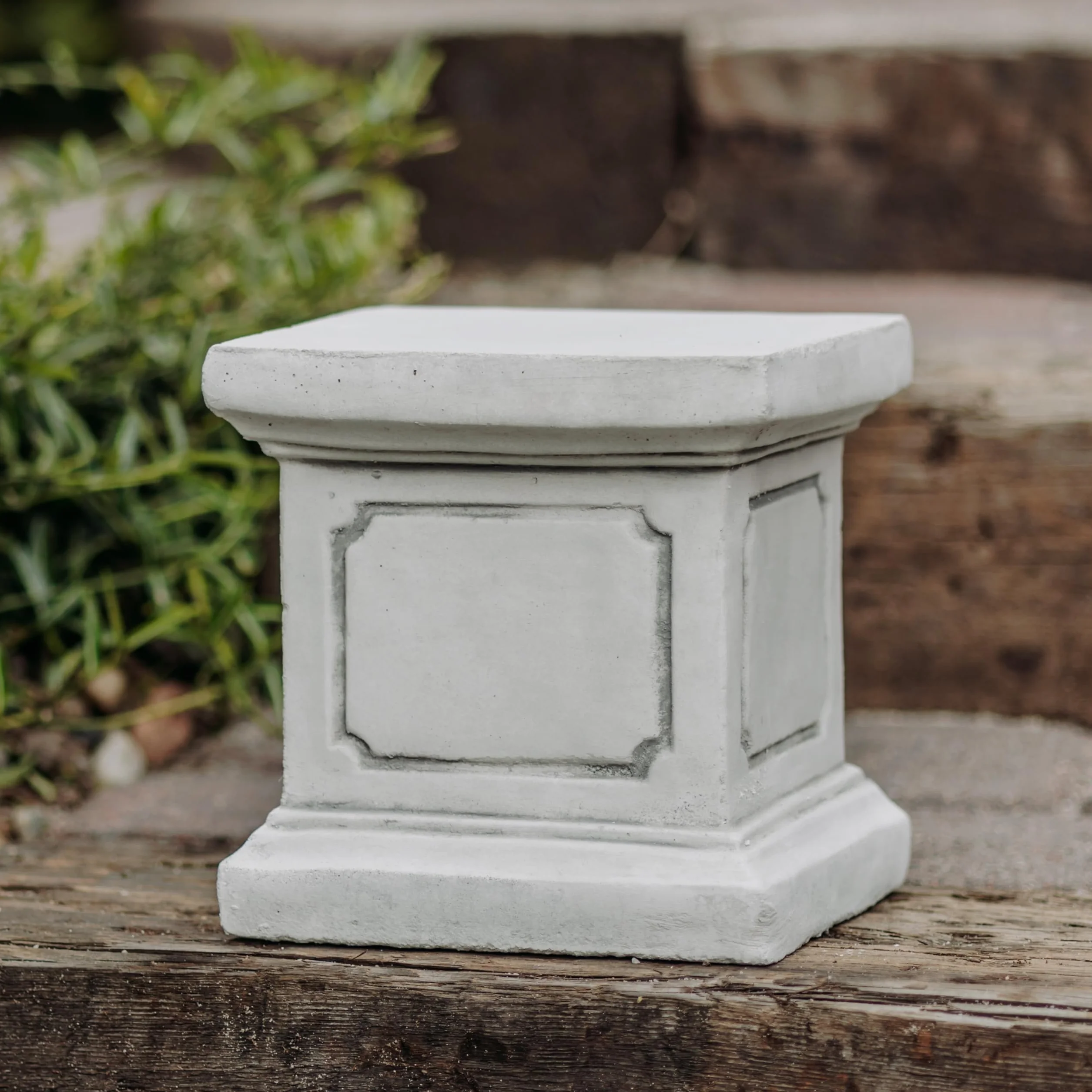 gartendekoparadies.de Piccolo basamento quadrato - Basamento in pietra - Altezza: 20 cm - Superficie a terra: 20 x 20 cm - 13 kg - Grigio - Resistente al gelo - Per l'esterno