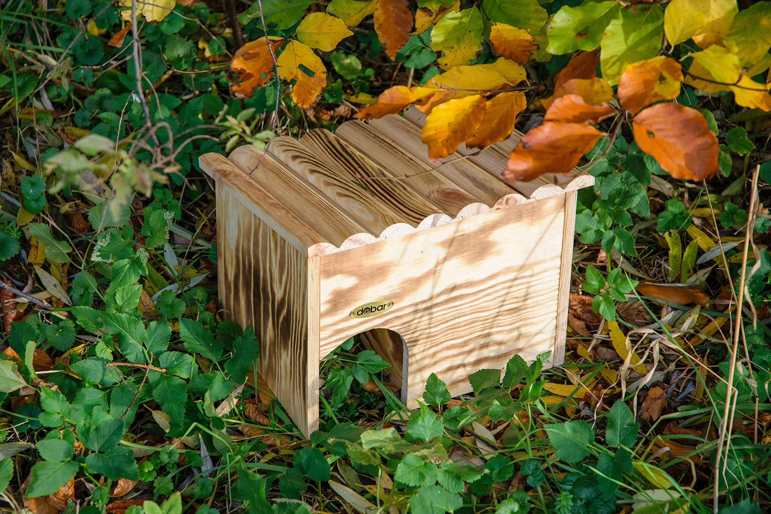 dobar® 22232FSCe - Casetta per ricci in legno massello – casetta per ricci per il giardino – cuccia per il riccio con serratura – hotel con protezione contro i nemici – 30,5 x 26,5 x 24 cm – fiammata