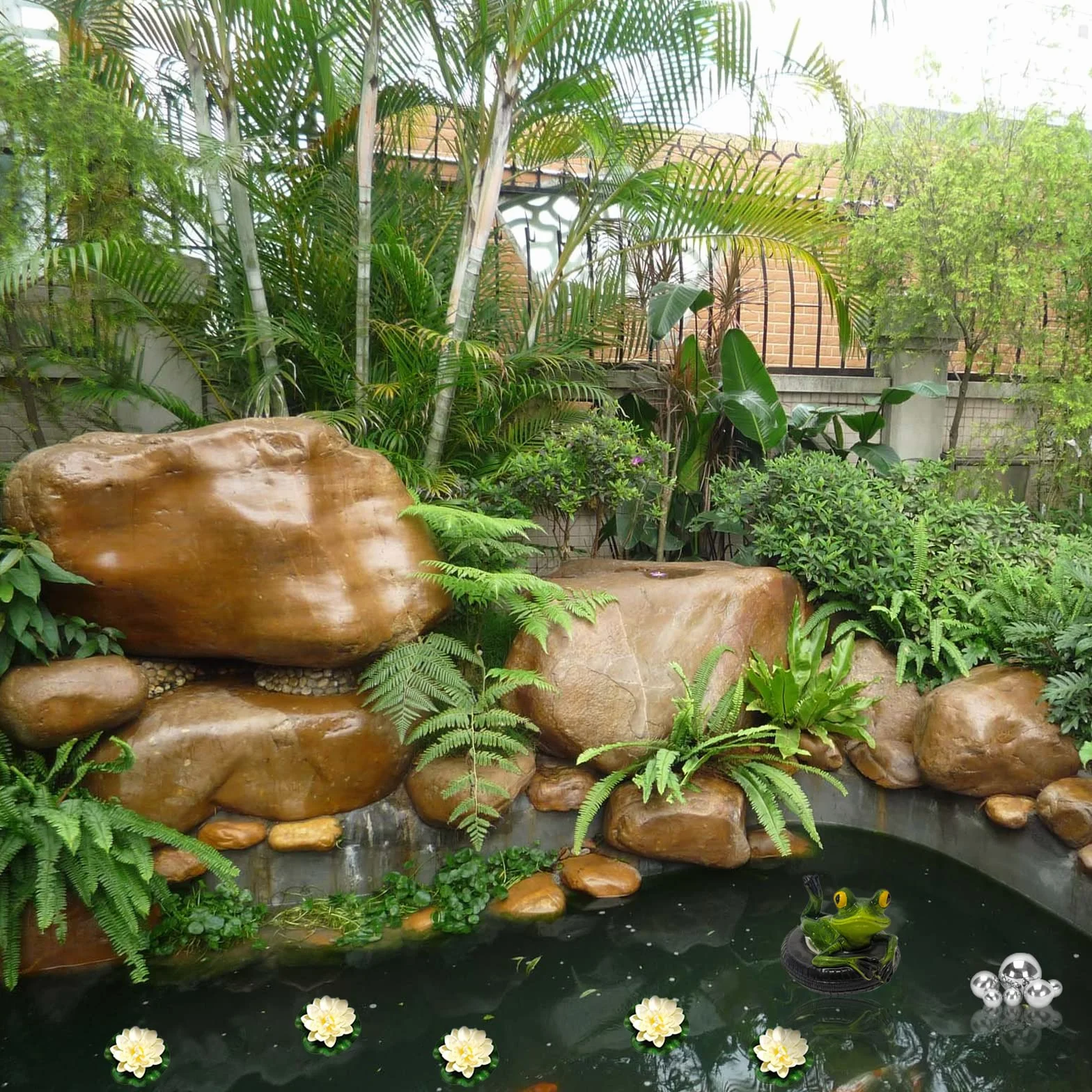 Set Decorativo per laghetti da Giardino, Fiori di Loto Artificiali, Due Rane con Sfere argentate e 2 Fiori di Loto Come Decorazione da Giardino per laghetti da terrazzo, laghetti, fontane solari