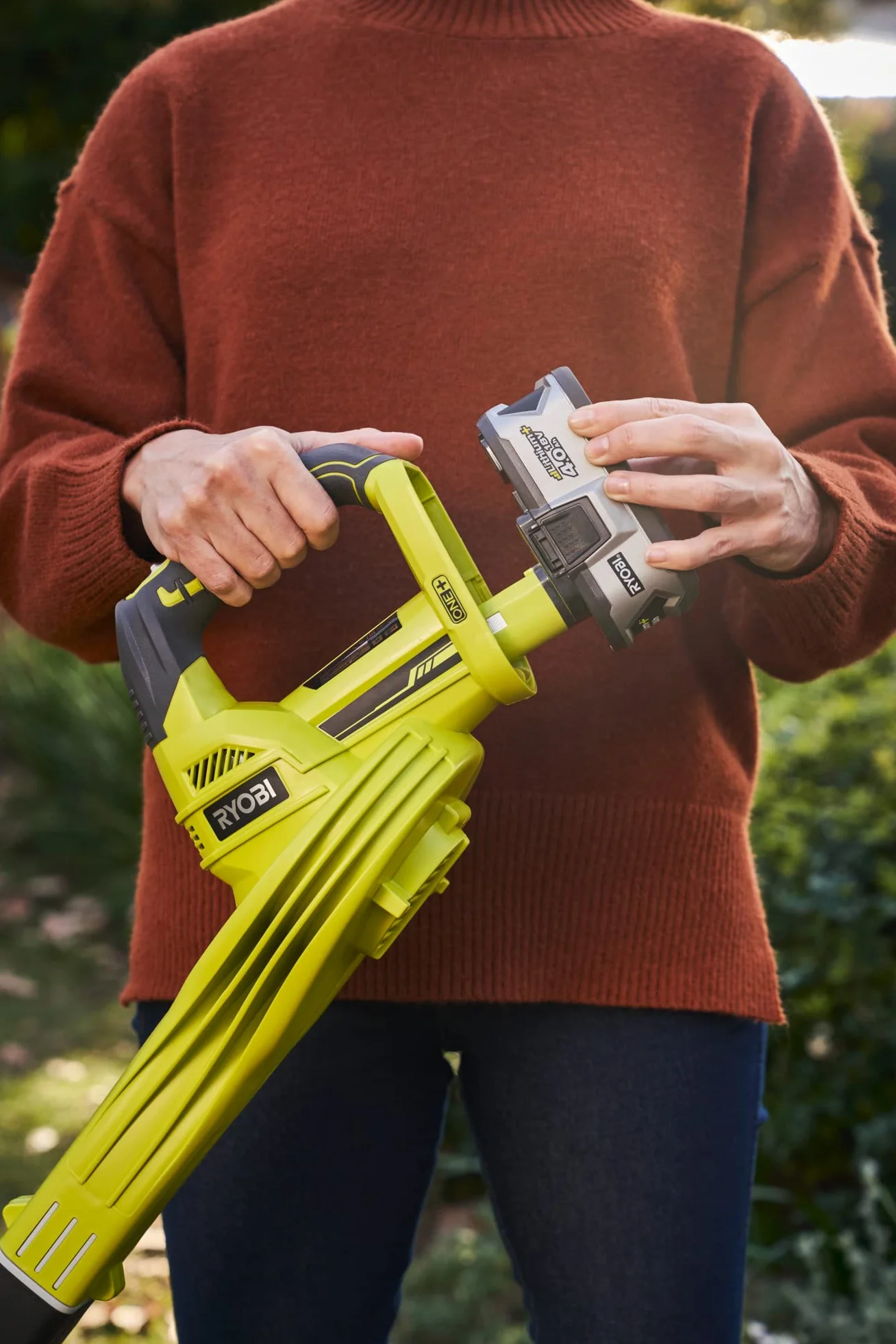 Ryobi Soffiatore a Batteria 18V ONE+ Compatto e Leggero, Velocità Aria 245 km/h, Design Ergonomico GripZone, Ideale per Foglie e Detriti su Vialetti e Giardini, Batteria Non Inclusa, OBL1820S