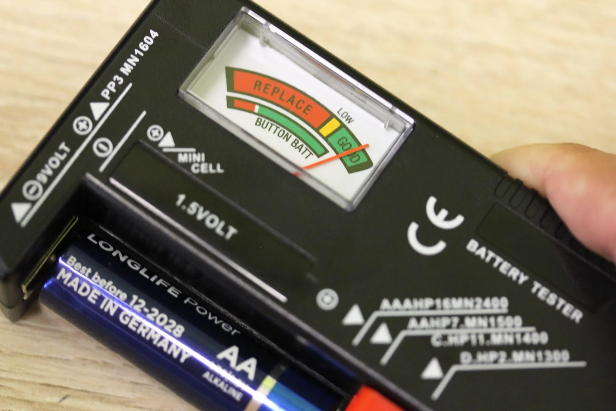 Unitec Tester universale per batterie 1,5 V/9 V