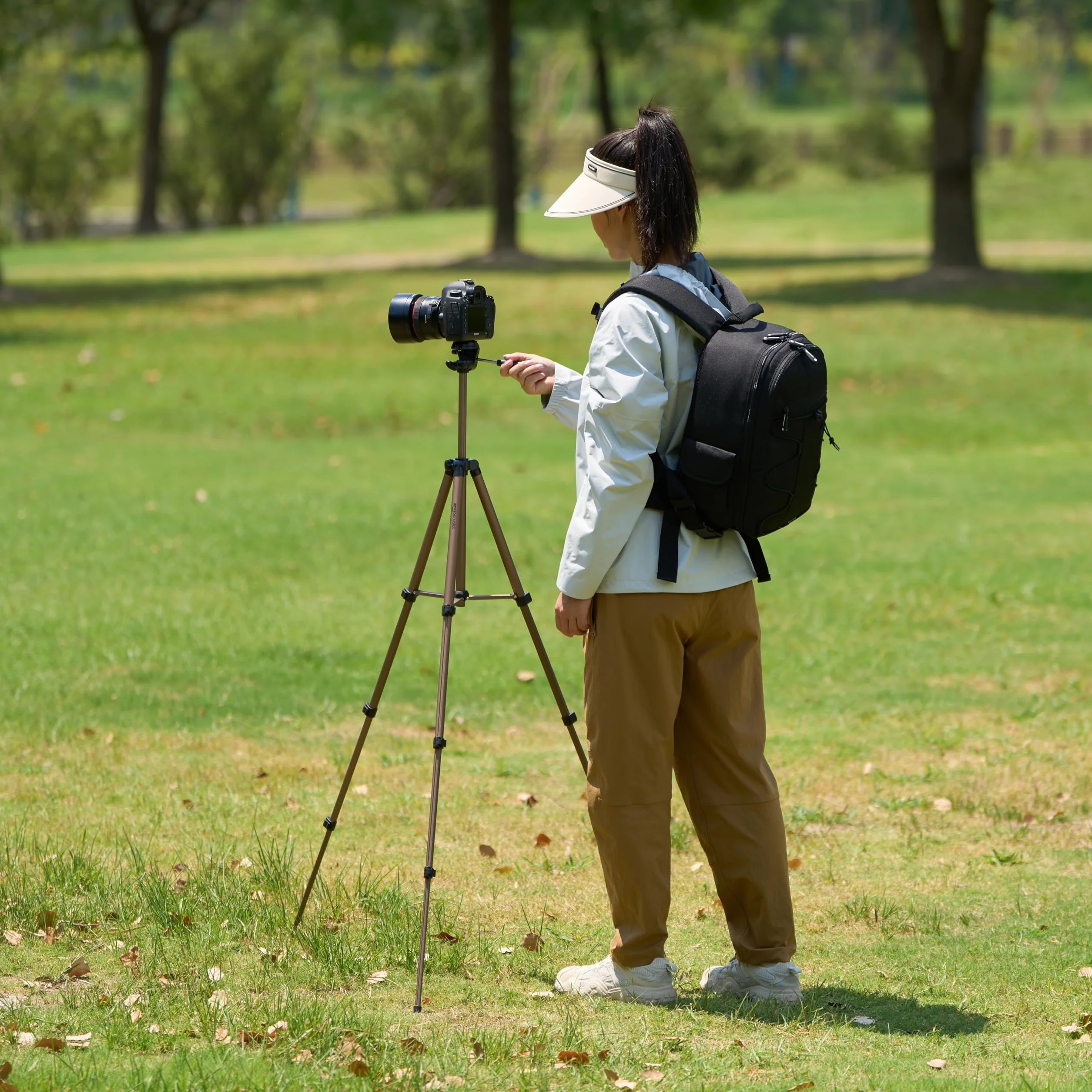 Amazon Basics Treppiede per Fotocamera 127cm, Leggero, con Borsa, per DSLR, Champagne