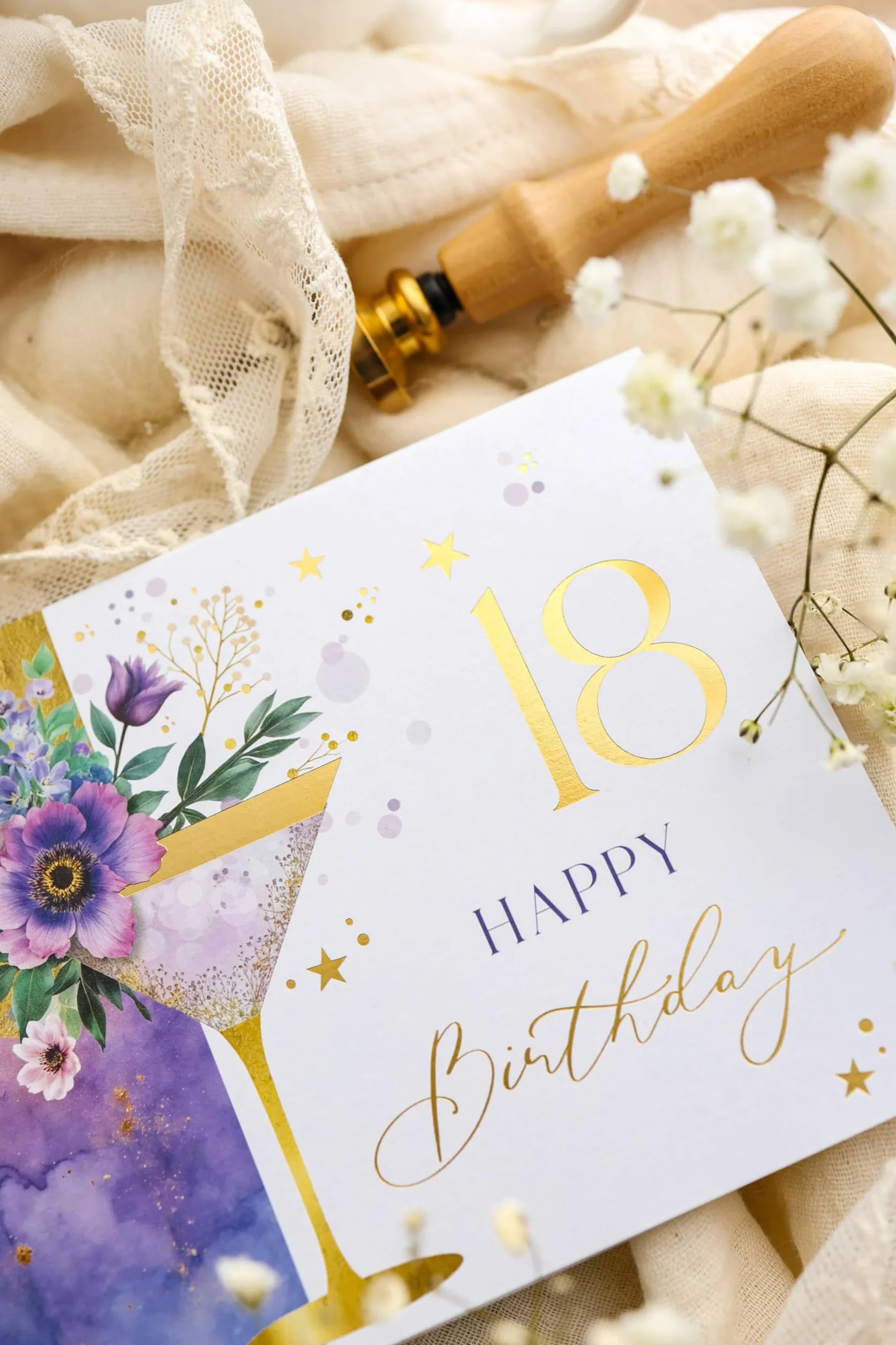 Joli Coon Biglietto auguri compleanno 18 ELEGANT – Biglietto pieghevole con illustrazione floreale di martini e busta pastello – 18 anni ragazza