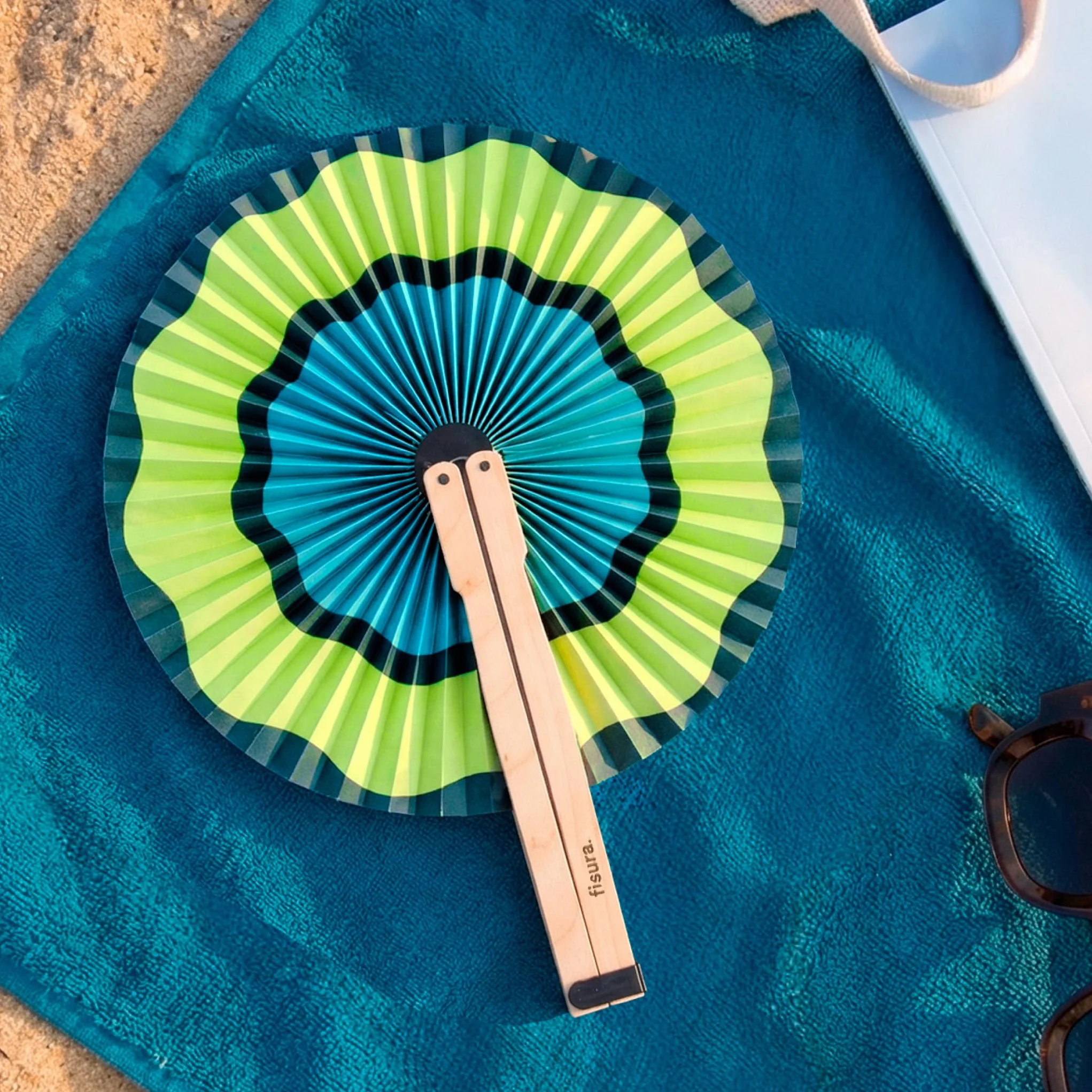 Fisura – Ventaglio pieghevole verde con onde, ventaglio originale in carta, pai pai verde e blu, accessorio per matrimonio, dettaglio per invitati, idea regalo per festa o cerimonia