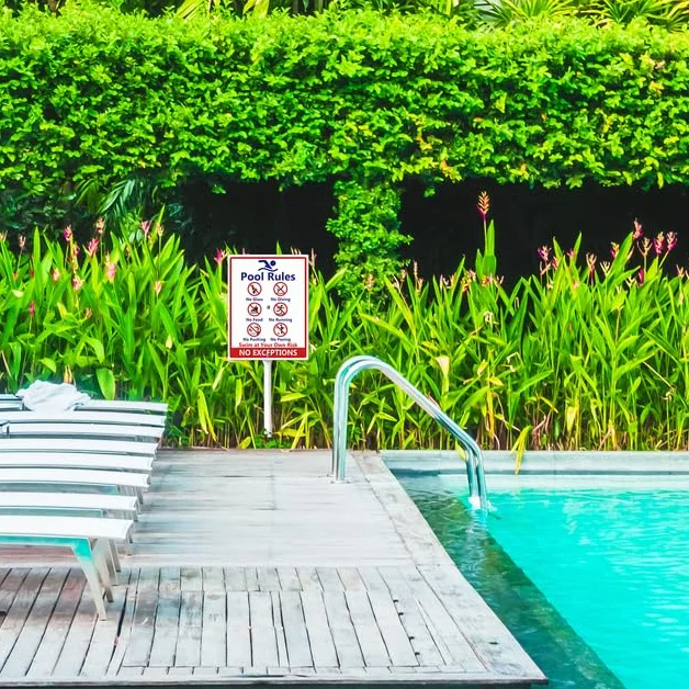Cartelli Regole Piscina, "No Diving No Glass", "No Food No Pushing No Running No Peeing in Pool Swim at Your Own Risk" Cartello da Giardino con Pali, 17,5×22 cm, Cartelli da Giardino