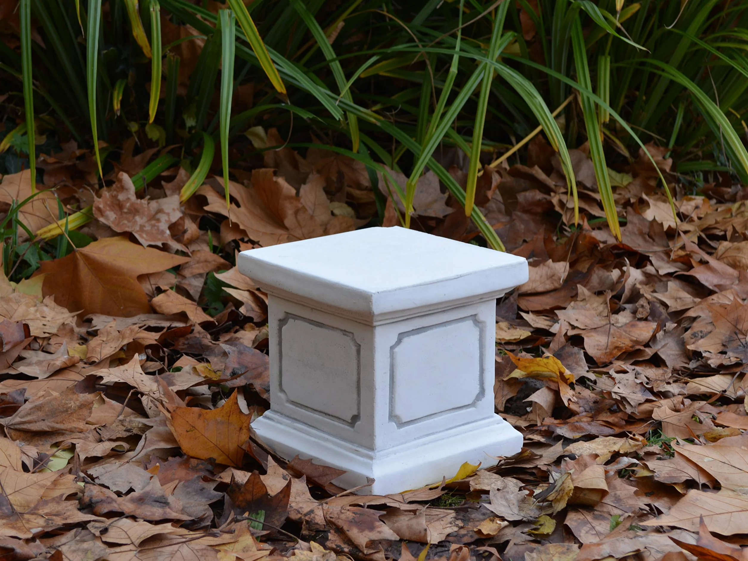 gartendekoparadies.de Piccolo basamento quadrato - Basamento in pietra - Altezza: 20 cm - Superficie a terra: 20 x 20 cm - 13 kg - Grigio - Resistente al gelo - Per l'esterno