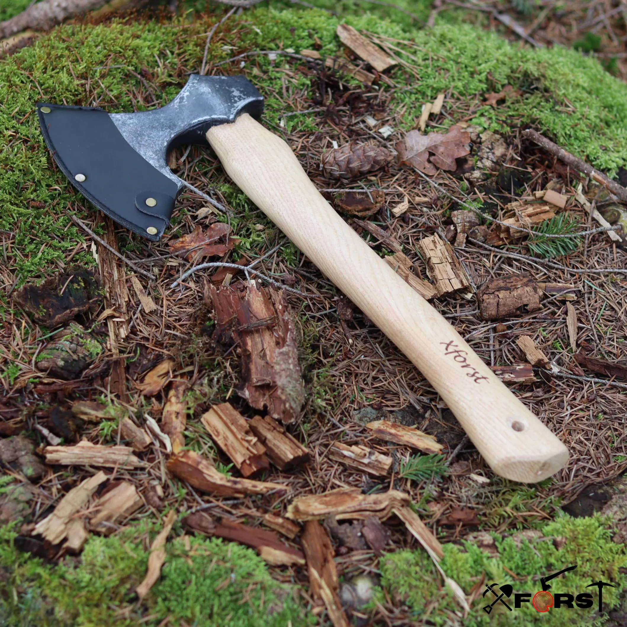Ascia Vichinga Xforst con Manico in Legno di Noce Hickory e Custodia in Pelle Vera Nera - Modello X-WIC