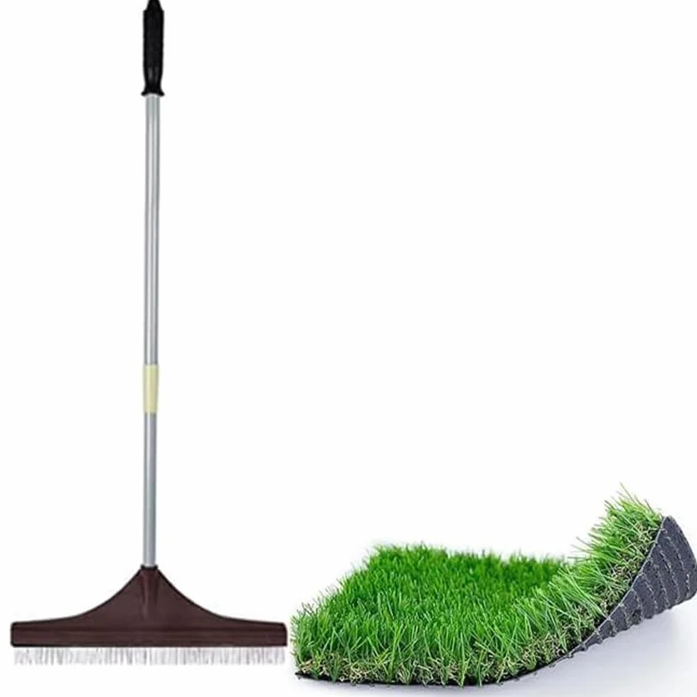 Suinga SPAZZOLA per pettinare il TAPPETO ERBOSO ARTIFICIALE - TAPPETI, asta telescopica da 122 cm, manico in acciaio resistente, erba sintetica, rastrello da giardino, marrone