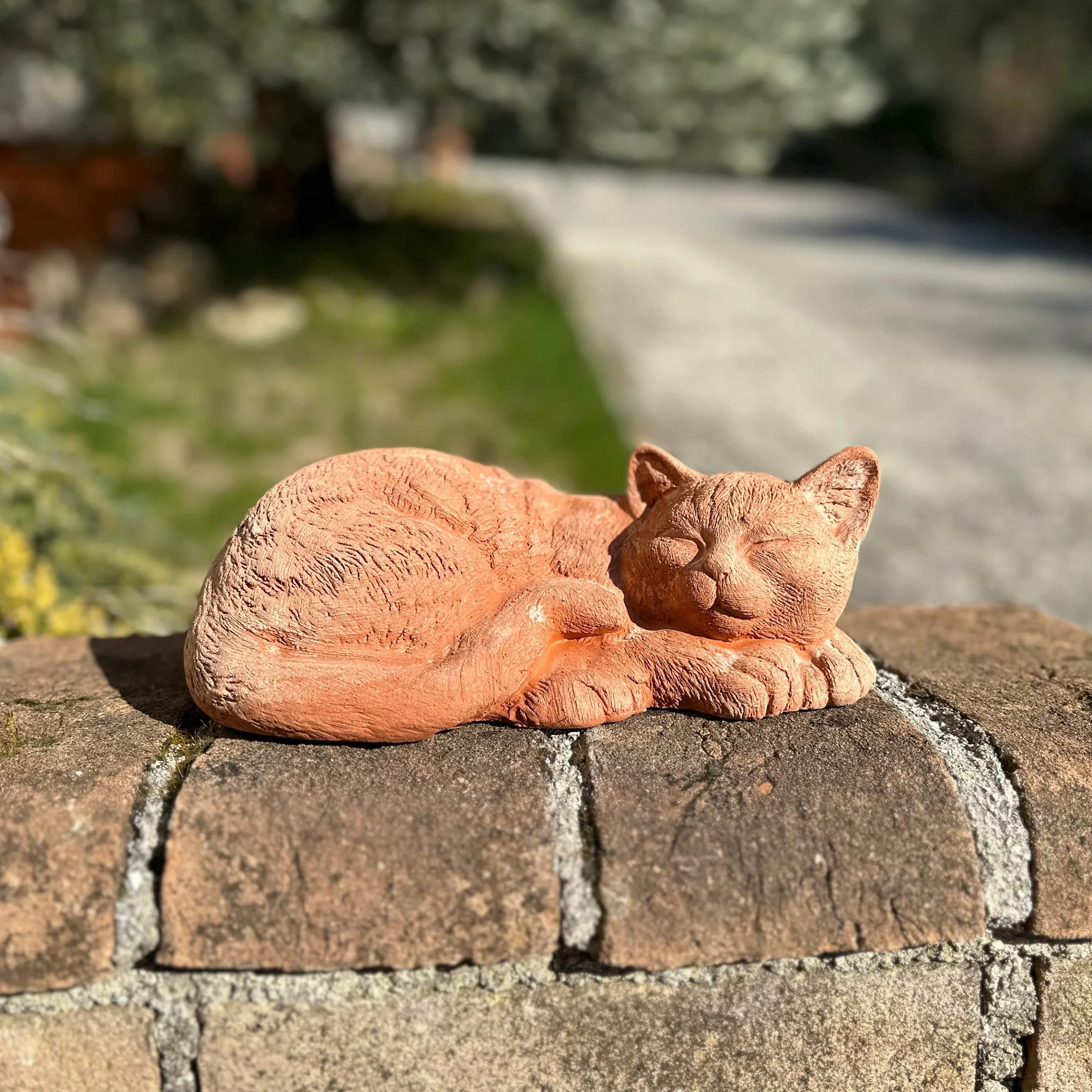 Toocook Gatto in terracotta artigianale per arredo giardino - Decorazione casa - Resistente alle intemperie - Ceramica fatta a mano - Made in Italy (Gatto che dorme)