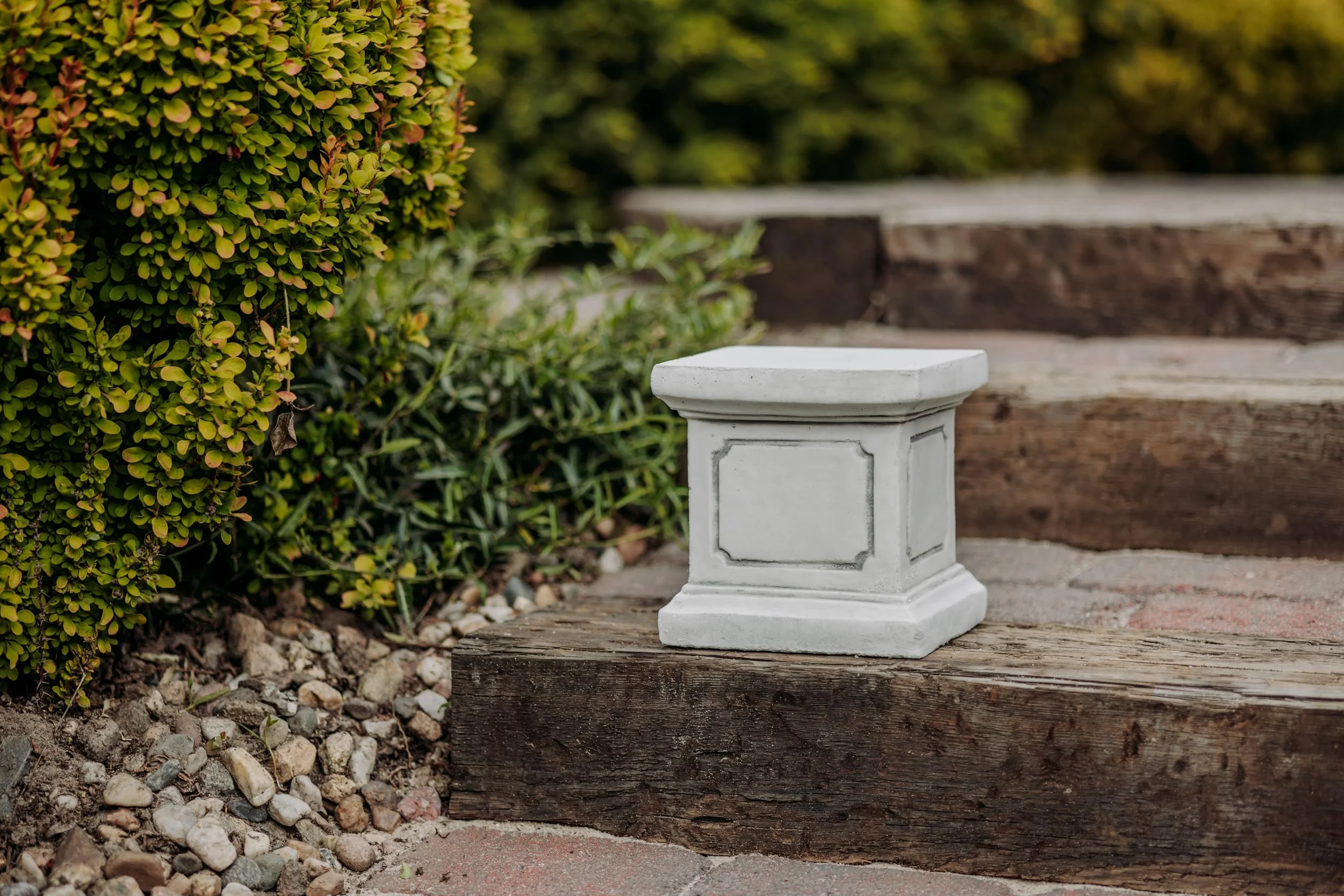 gartendekoparadies.de Piccolo basamento quadrato - Basamento in pietra - Altezza: 20 cm - Superficie a terra: 20 x 20 cm - 13 kg - Grigio - Resistente al gelo - Per l'esterno