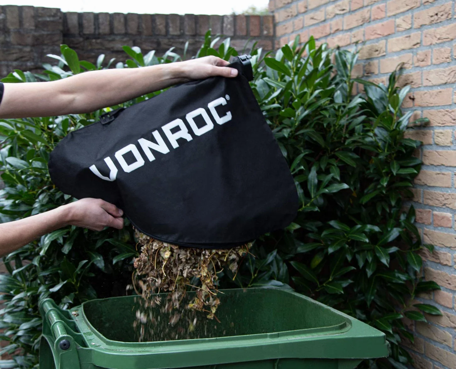 VONROC Soffiatore Foglie Elettrico 3 in 1 3300W – Soffiatore, Aspiratore e Trituratore – Velocità Aria 270 km/h – Sacco 40L con Ruote e Tracolla – Leggero e Potente per Giardini e Cortili