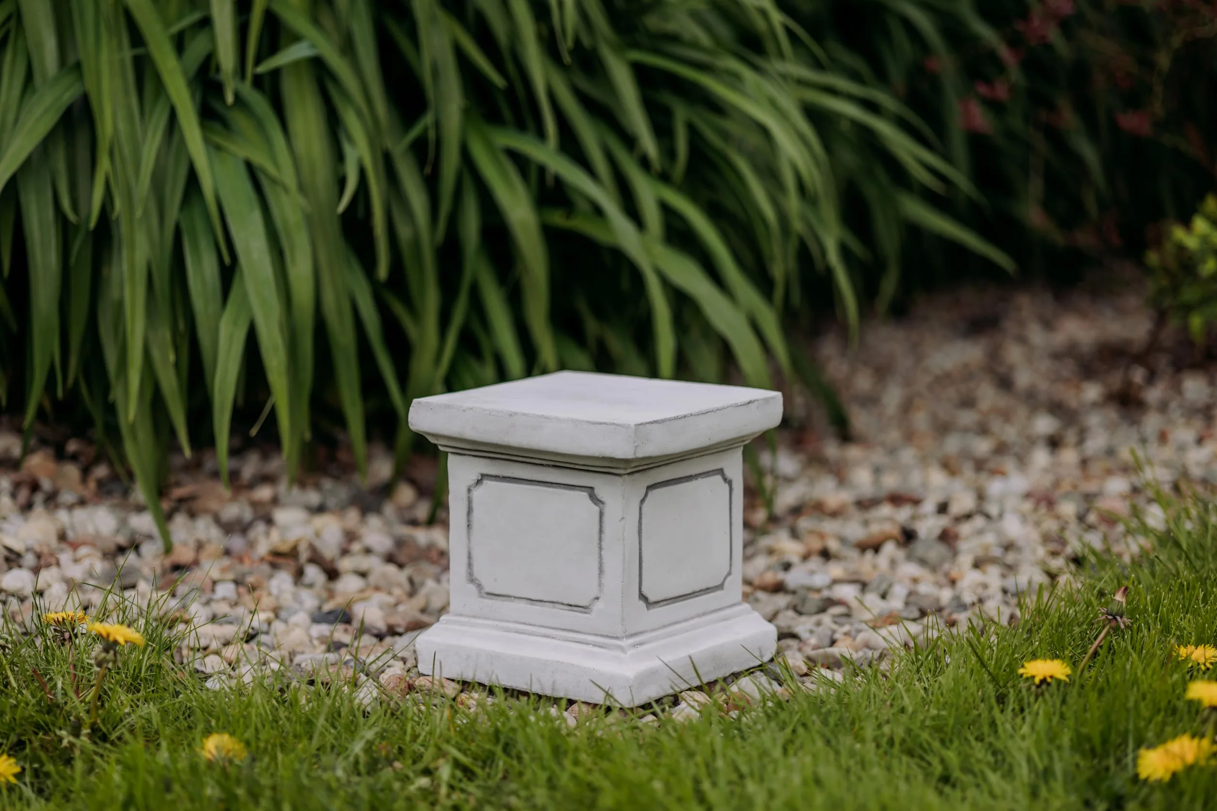 gartendekoparadies.de Piccolo basamento quadrato - Basamento in pietra - Altezza: 20 cm - Superficie a terra: 20 x 20 cm - 13 kg - Grigio - Resistente al gelo - Per l'esterno