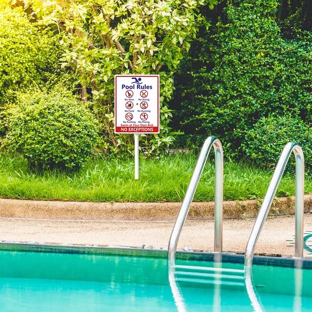 Cartelli Regole Piscina, "No Diving No Glass", "No Food No Pushing No Running No Peeing in Pool Swim at Your Own Risk" Cartello da Giardino con Pali, 17,5×22 cm, Cartelli da Giardino