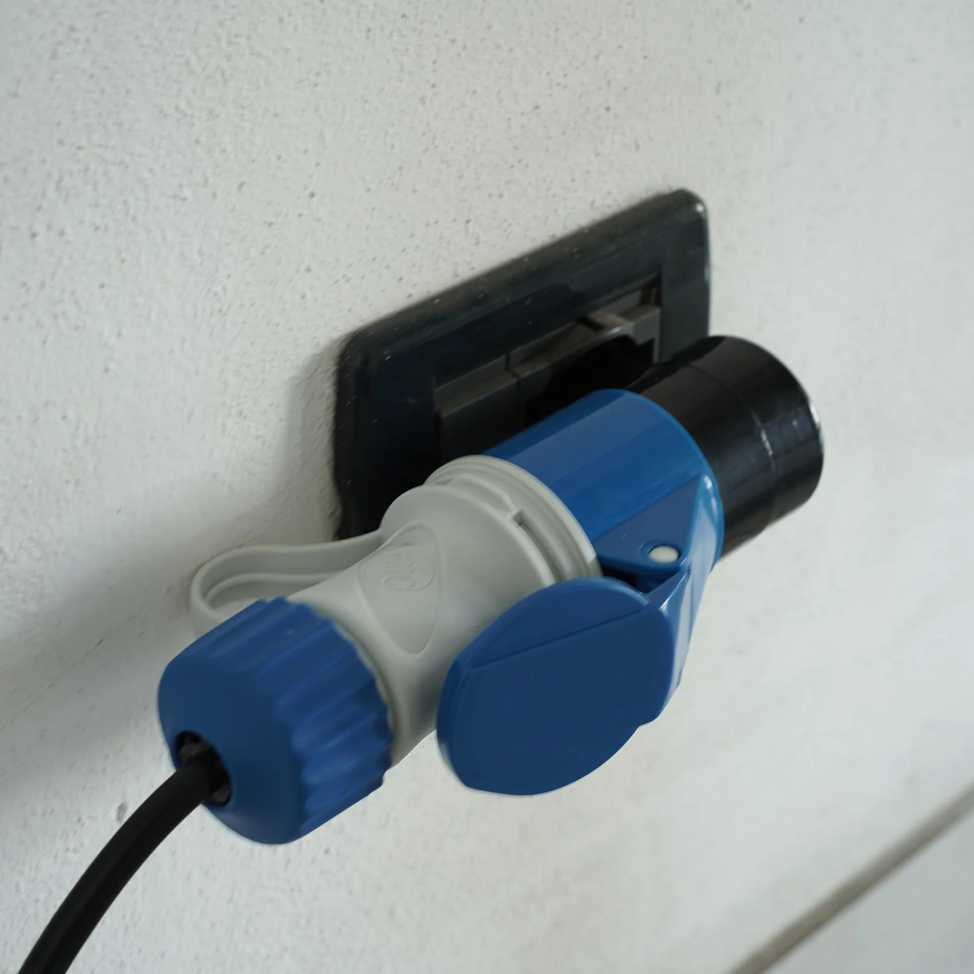 FANTON 78000-E Adattatore industriale, spina italiana 2P+T 16A, presa 2P+T 16A 200-250V 6h IP44