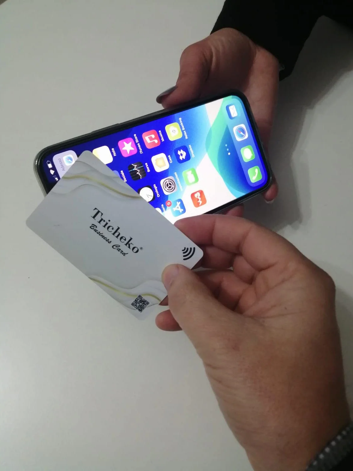 Biglietto da Visita Digitale NFC Contactless QR Code Personalizzato Prodotto in Italia Condivisione Istantanea Contatti Social Media
