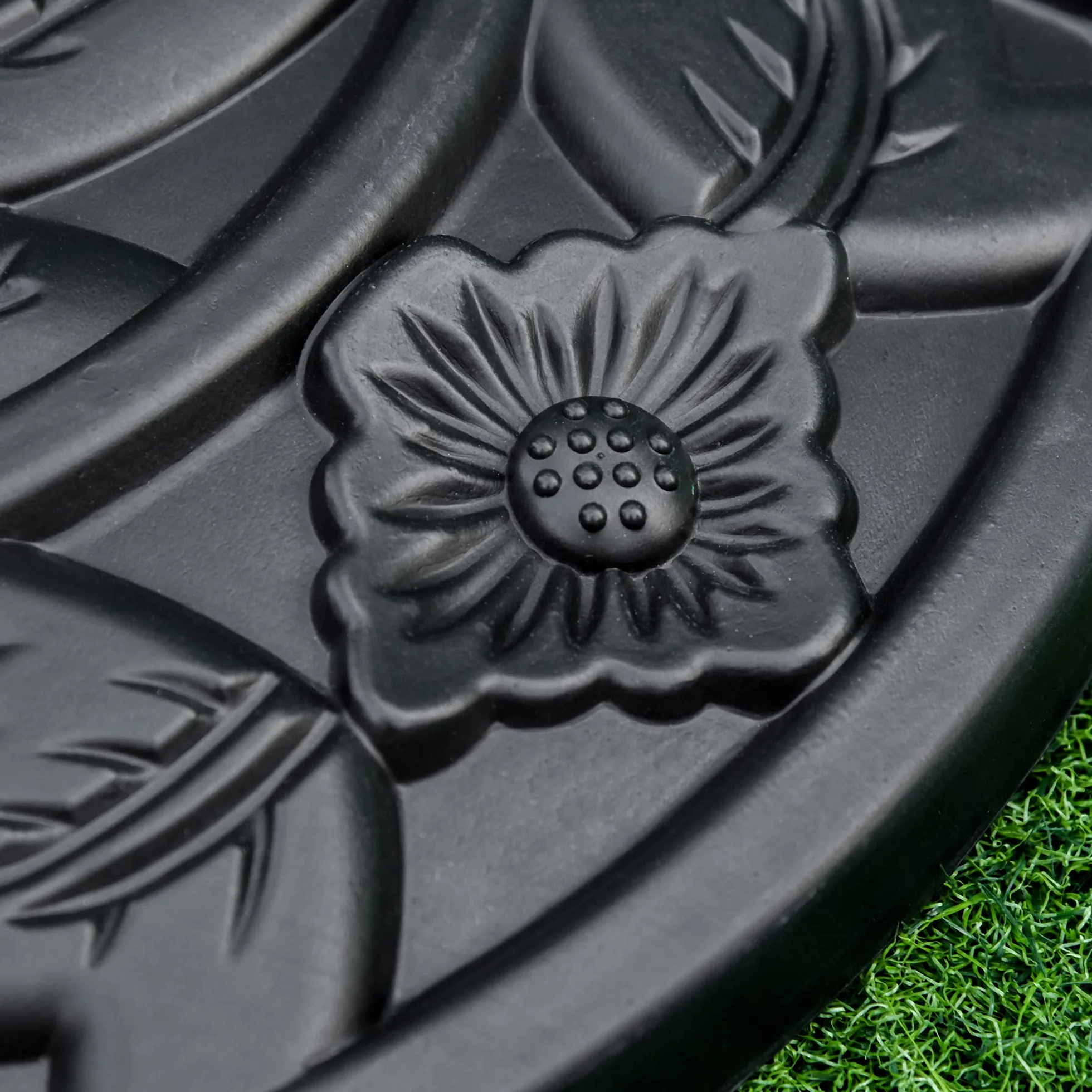 Outsunny Base per Ombrellone Semicircolare con Palo da 35/38/48 mm e Motivi Floreali, Basamento per Ombrellone in Cemento, HDPE e Metallo, Ø50x32x32 cm, Nero