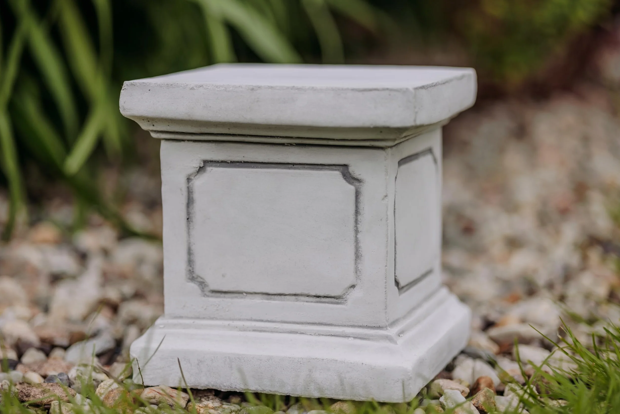 gartendekoparadies.de Piccolo basamento quadrato - Basamento in pietra - Altezza: 20 cm - Superficie a terra: 20 x 20 cm - 13 kg - Grigio - Resistente al gelo - Per l'esterno